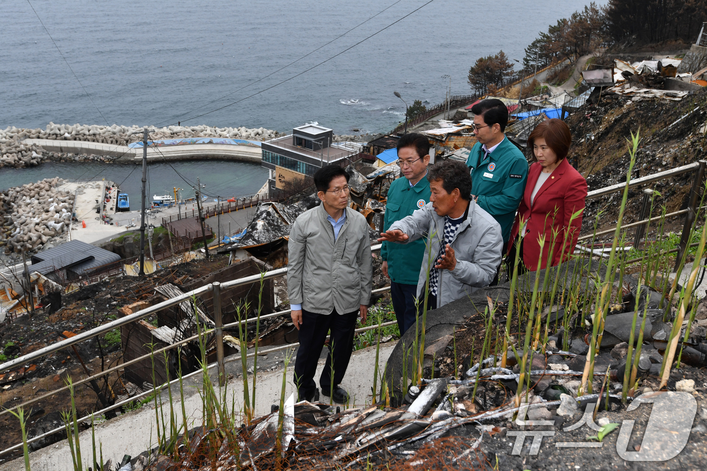 (영덕=뉴스1) 최창호 기자 = 김문수 국민의힘 대통령 후보가 6일 초대형산불피해지역인 경북 영덕군 영덕읍 석리 마을에서 마을 이장으로 부터 피해 상황에 대한 설명을 듣고 있다.김 …