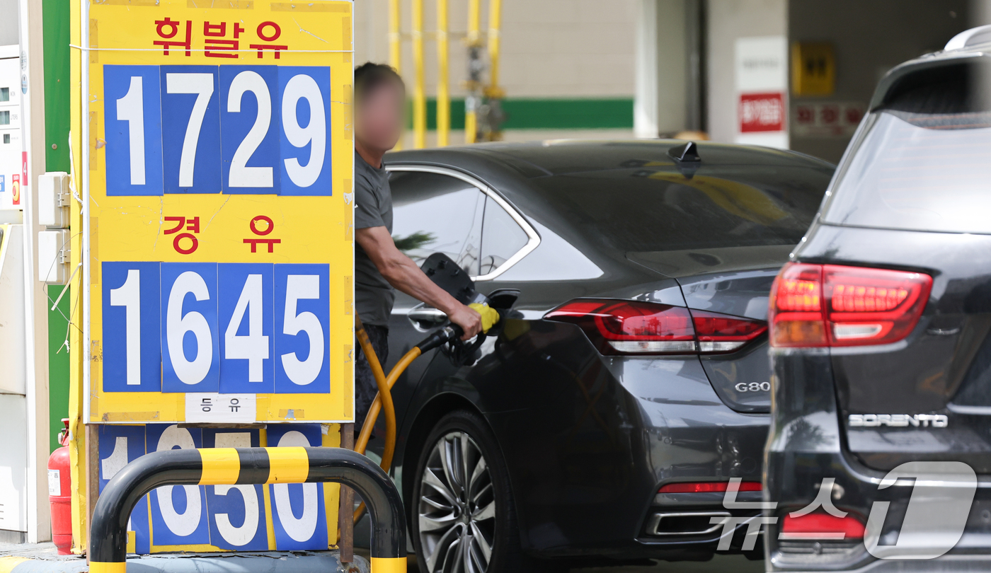 (서울=뉴스1) 허경 기자 = 6일 서울 도심의 한 주유소에 휘발유와 경유 가격이 표시되어 있다. 전국 주유소 휘발유 가격이 13주 연속 하락했지만 경유 가격은 12주 만에 상승 …