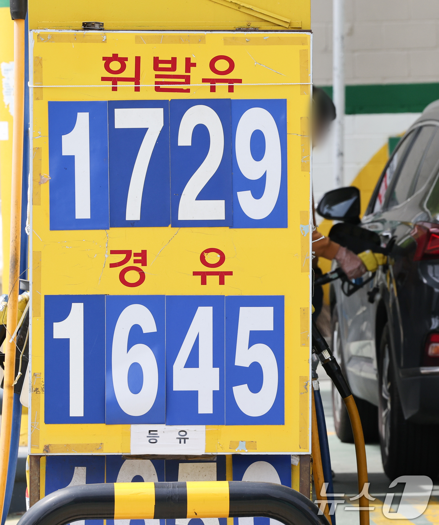 (서울=뉴스1) 허경 기자 = 6일 서울 도심의 한 주유소에 휘발유와 경유 가격이 표시되어 있다. 전국 주유소 휘발유 가격이 13주 연속 하락했지만 경유 가격은 12주 만에 상승 …
