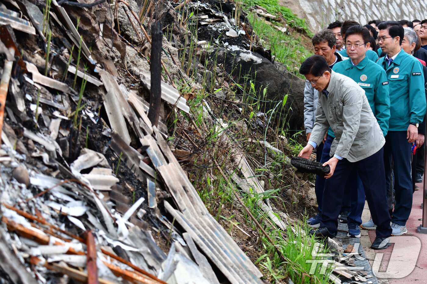 본문 이미지 - 김문수 국민의힘 대통령 후보가 6일 초대형산불피해지역인 경북 영덕군 영덕읍 석리 마을에서 피해 상황을 살펴보고 있다. 2025.5.6/뉴스1 ⓒ News1 최창호 기자
