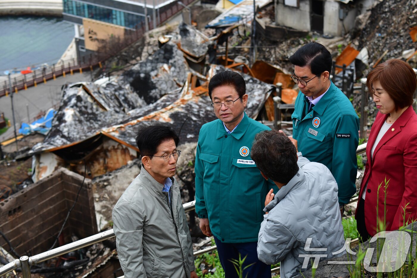 본문 이미지 - 김문수 국민의힘 대통령 후보가 6일 초대형산불피해지역인 경북 영덕군 영덕읍 석리 마을에서 마을 이장으로부터 당시 긴박했던 상황에 대한 설명을 듣고 있다. 2025.5.6/뉴스1 ⓒ News1 최창호 기자