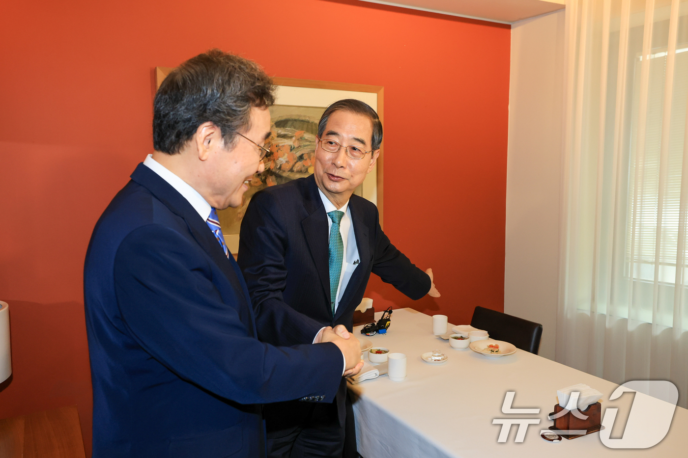 (서울=뉴스1) 허경 기자 = 한덕수 무소속 대통령선거 예비후보가 6일 서울 중구 컨퍼런스하우스달개비에서 오찬회동을 위해 이낙연 전 국무총리에게 자리를 안내하고 있다. (공동취재) …