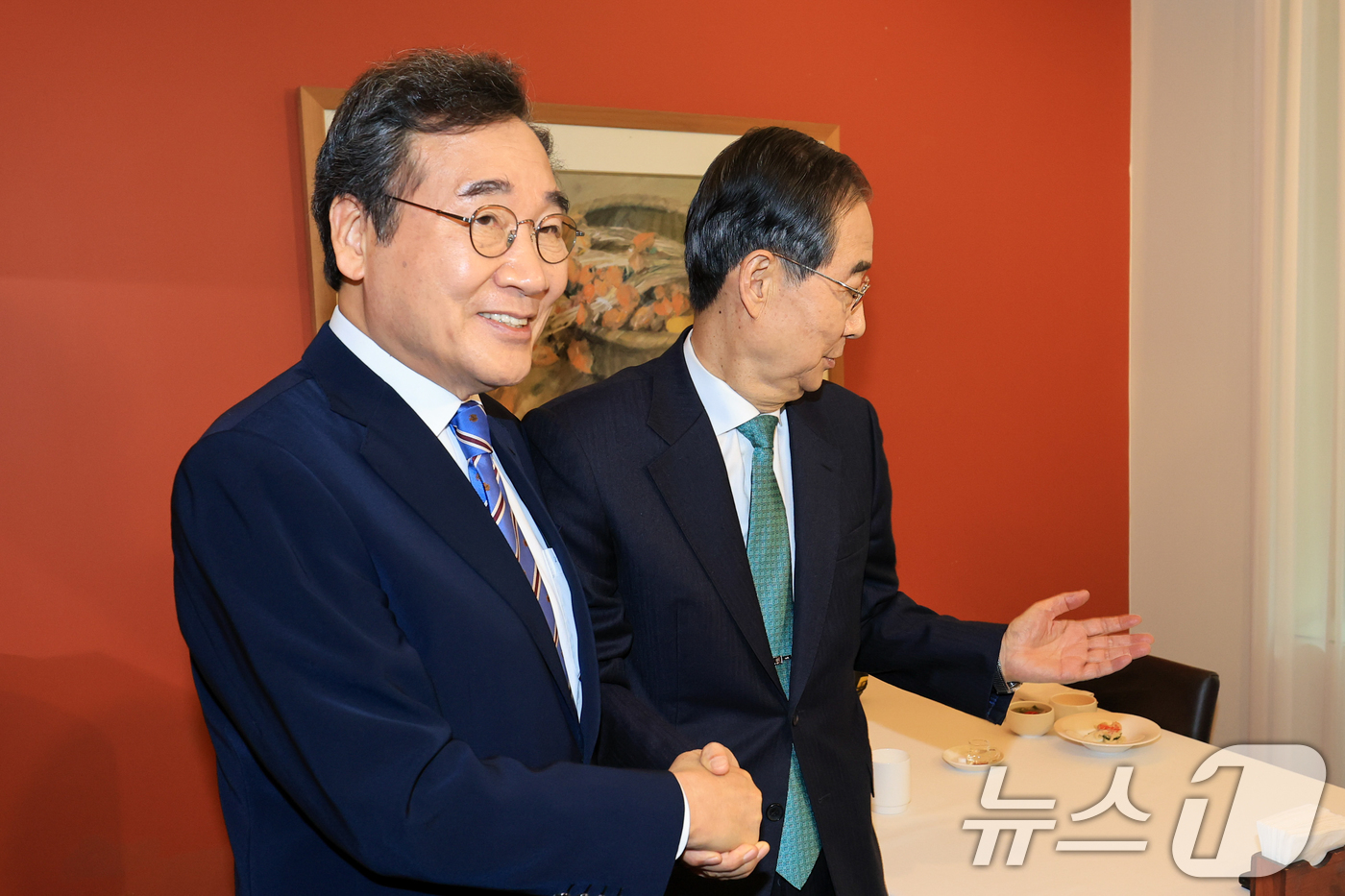 (서울=뉴스1) 허경 기자 = 한덕수 무소속 대통령선거 예비후보가 6일 서울 중구 컨퍼런스하우스달개비에서 오찬회동을 위해 이낙연 전 국무총리에게 자리를 안내하고 있다. (공동취재) …