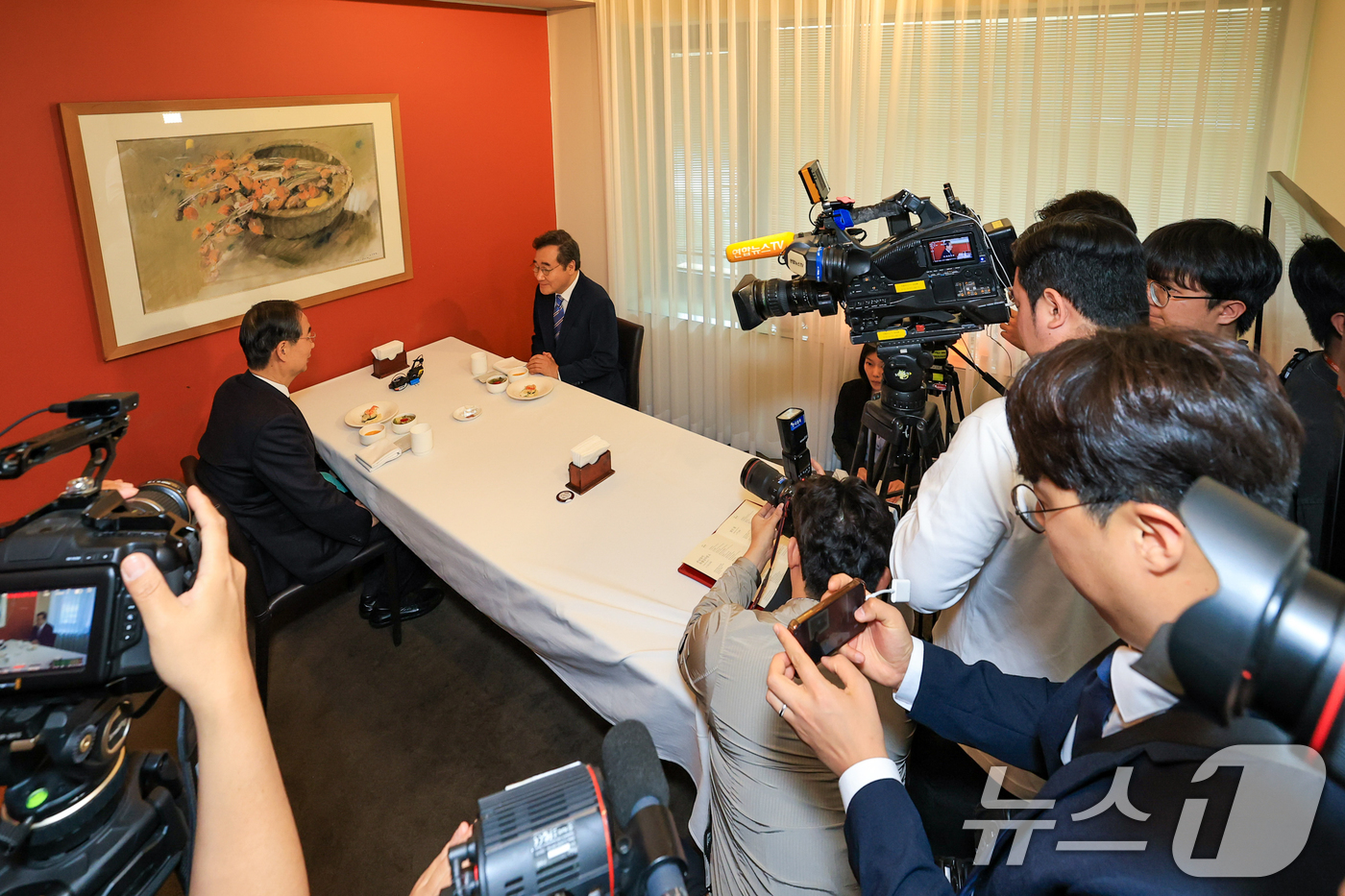 (서울=뉴스1) 허경 기자 = 한덕수 무소속 대통령선거 예비후보와 이낙연 전 국무총리가 6일 서울 중구 컨퍼런스하우스 달개비에서 오찬회동을 하고 있다. (공동취재) 2025.5.6 …