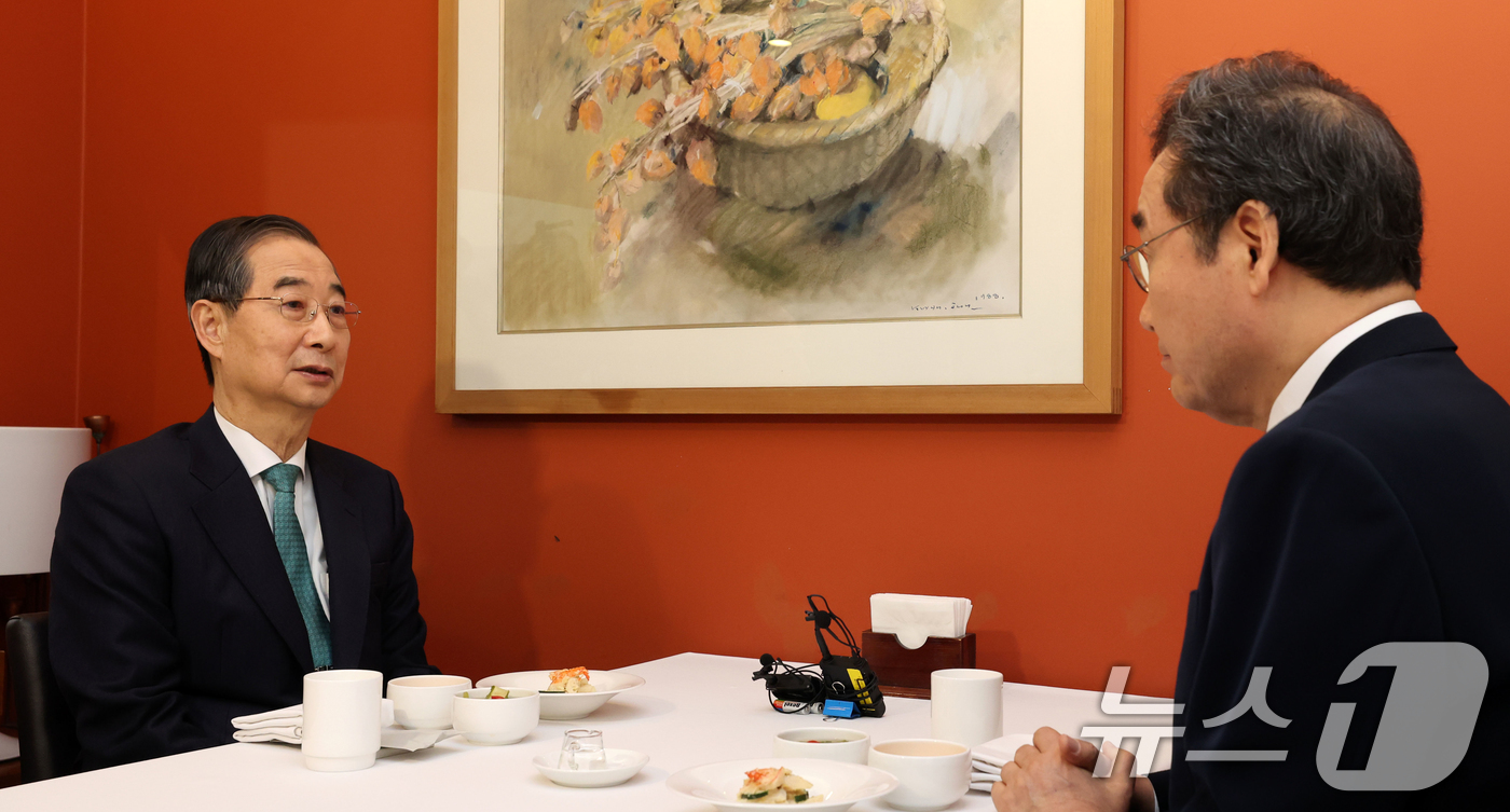 (서울=뉴스1) 허경 기자 = 한덕수 무소속 대통령선거 예비후보와 이낙연 전 국무총리가 6일 서울 중구 컨퍼런스하우스 달개비에서 오찬회동을 하고 있다. (공동취재) 2025.5.6 …