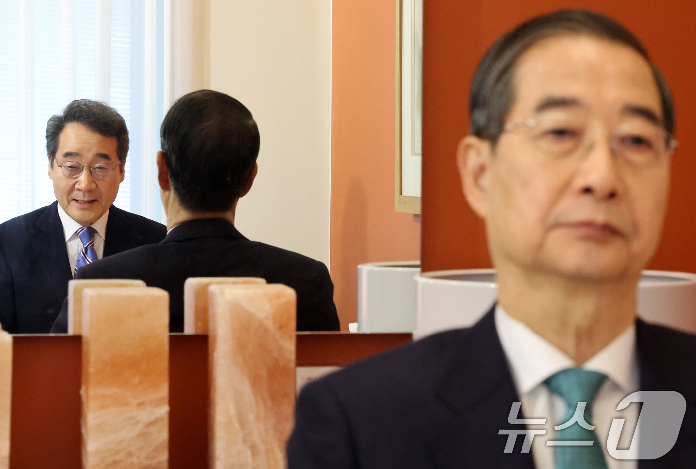 (서울=뉴스1) 허경 기자 = 한덕수 무소속 대통령선거 예비후보와 이낙연 전 국무총리가 6일 서울 중구 컨퍼런스하우스 달개비에서 오찬회동을 하고 있다. (공동취재) 2025.5.6 …