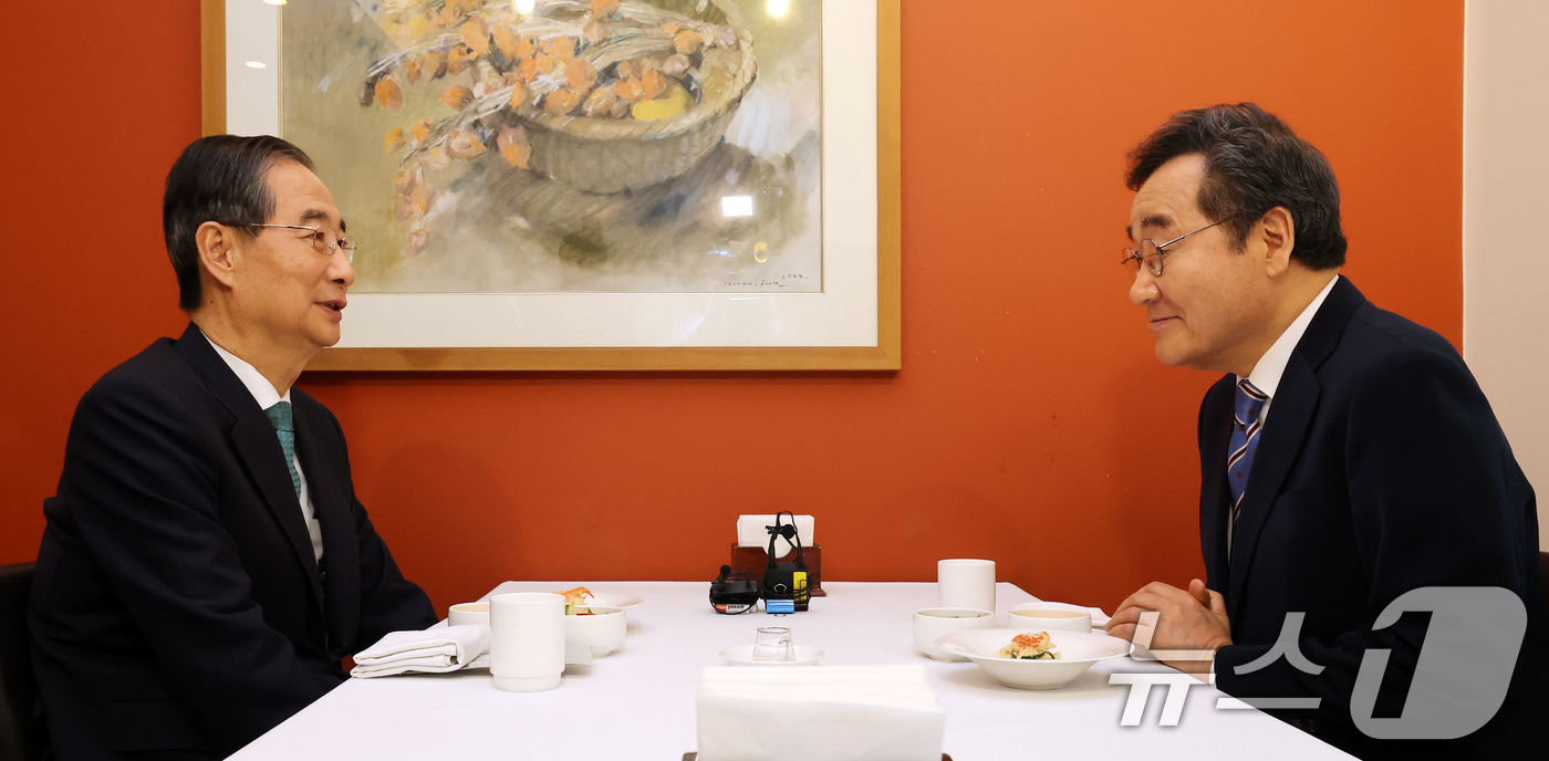 (서울=뉴스1) 허경 기자 = 한덕수 무소속 대통령선거 예비후보와 이낙연 전 국무총리가 6일 서울 중구 컨퍼런스하우스 달개비에서 오찬회동을 하고 있다. (공동취재) 2025.5.6 …