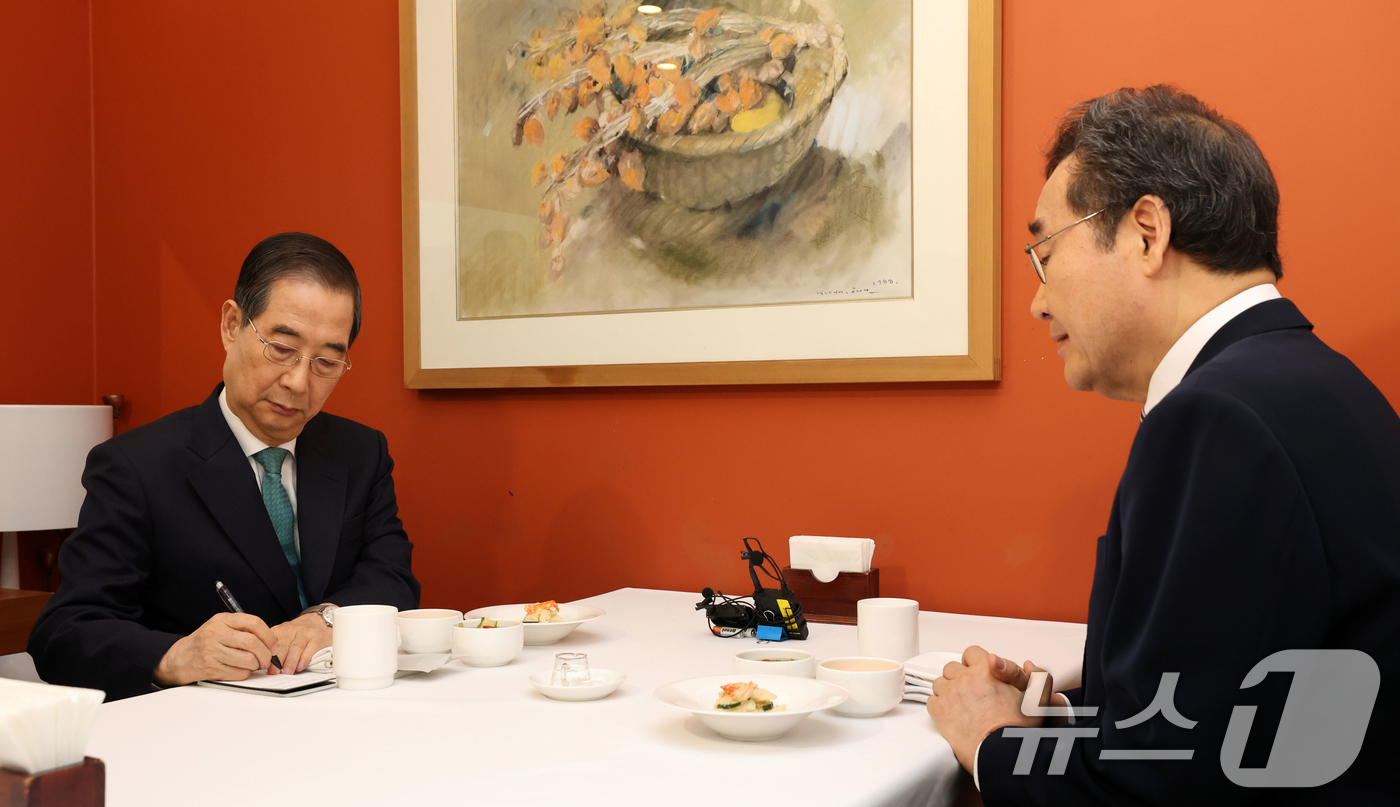 (서울=뉴스1) 허경 기자 = 한덕수 무소속 대통령선거 예비후보와 이낙연 전 국무총리가 6일 서울 중구 컨퍼런스하우스 달개비에서 오찬회동을 하고 있다. (공동취재) 2025.5.6 …