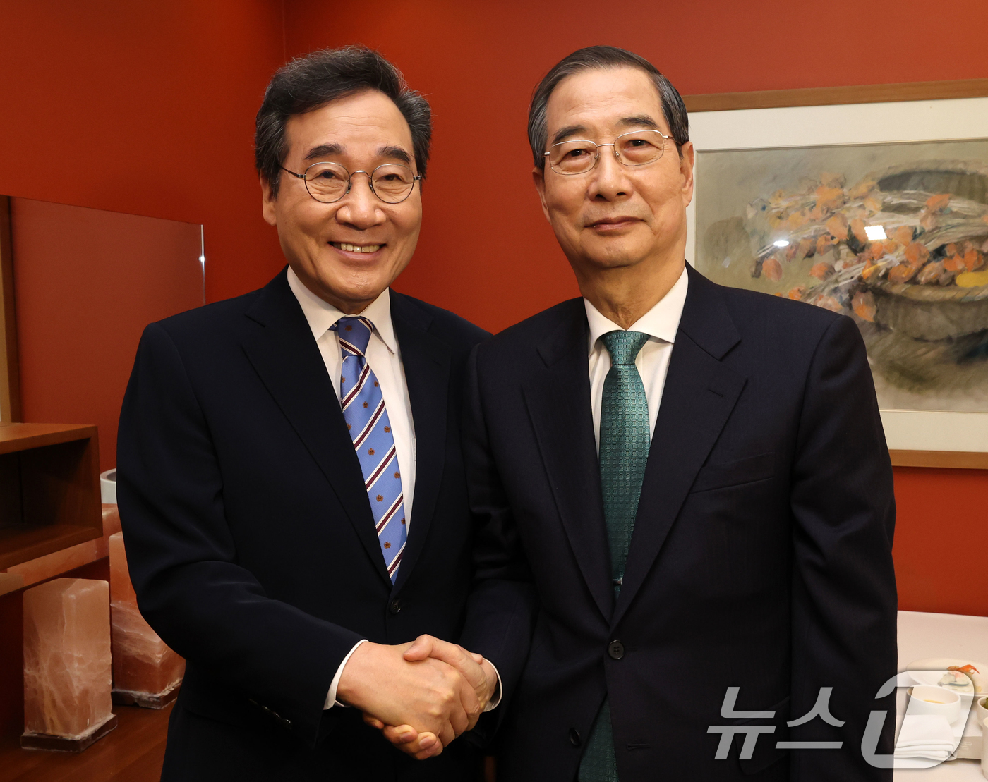 (서울=뉴스1) 허경 기자 = 한덕수 무소속 대통령선거 예비후보와 이낙연 전 국무총리가 6일 서울 중구 컨퍼런스하우스 달개비에서 오찬회동을 하기 전 기념촬영을 하고 있다. (공동취 …