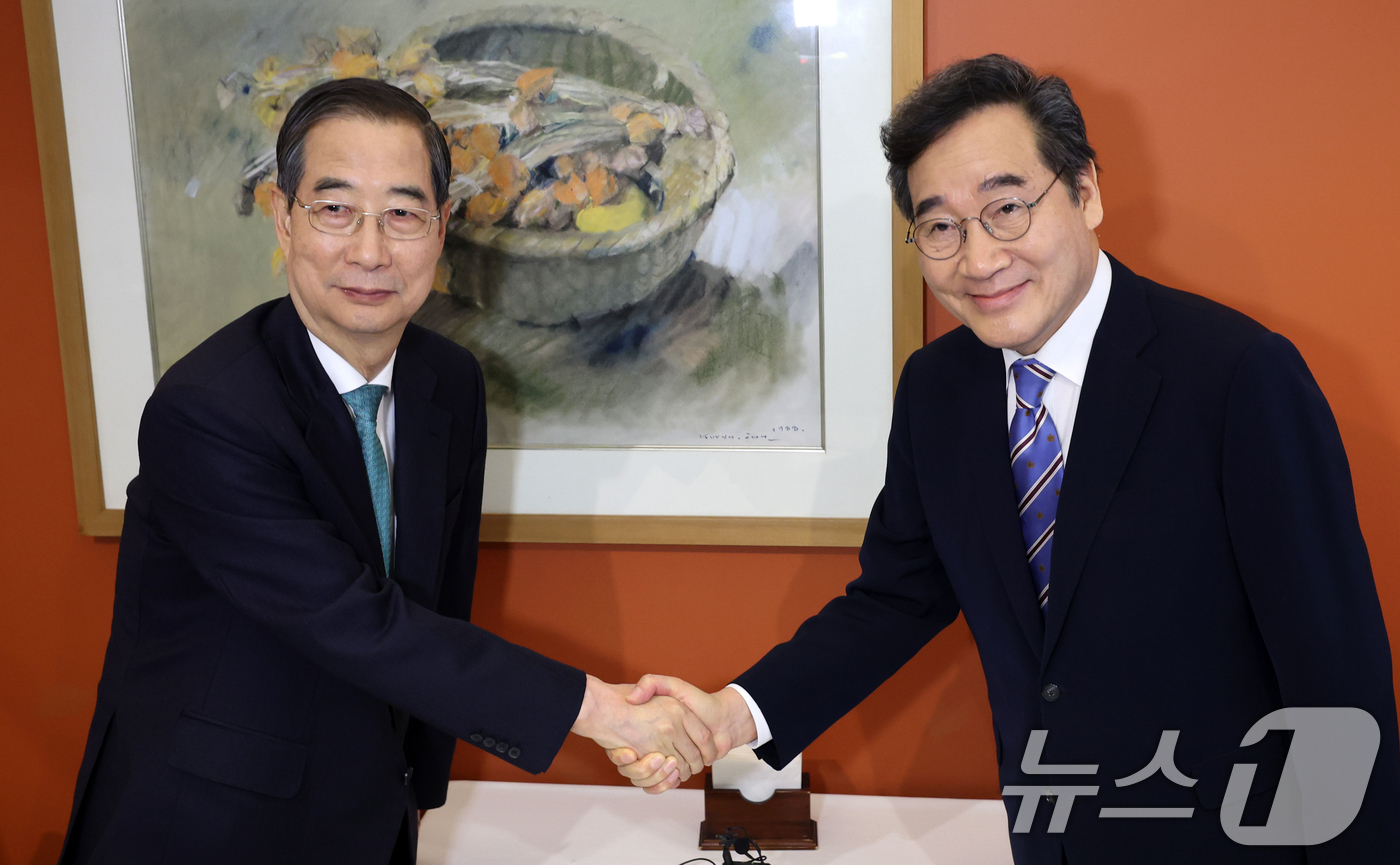 (서울=뉴스1) 허경 기자 = 한덕수 무소속 대통령선거 예비후보와 이낙연 전 국무총리가 6일 서울 중구 컨퍼런스하우스 달개비에서 오찬회동을 하기 전 기념촬영을 하고 있다. (공동취 …