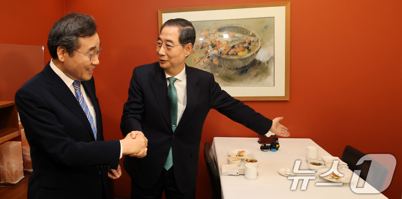 (서울=뉴스1) 허경 기자 = 한덕수 무소속 대통령선거 예비후보가 6일 서울 중구 컨퍼런스하우스달개비에서 오찬회동을 위해 이낙연 전 국무총리에게 자리를 안내하고 있다. (공동취재) …