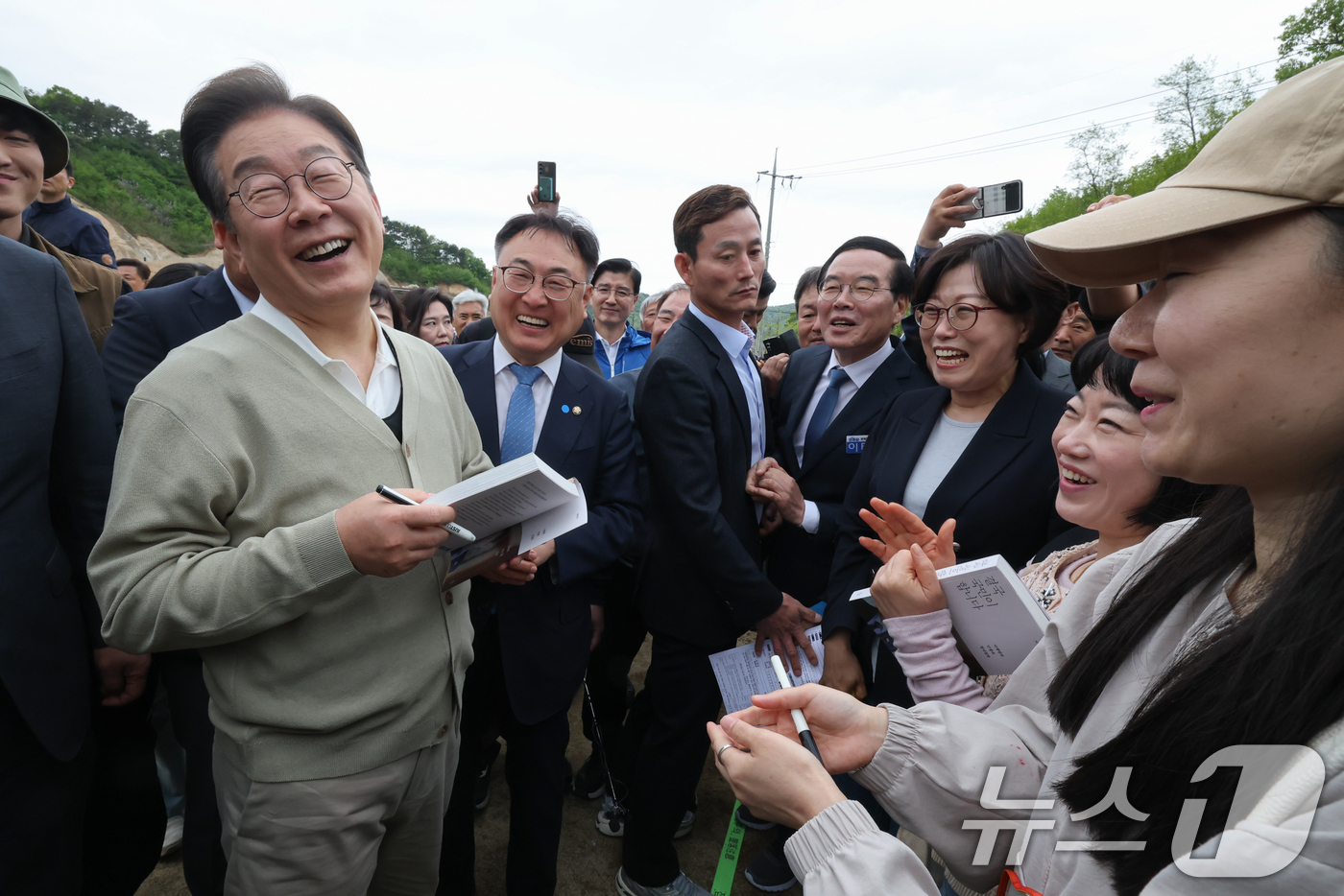 (보은=뉴스1) 안은나 기자 = 이재명 더불어민주당 대통령 후보가 '골목골목 경청투어'에 나선 6일 청년 농업인들과의 간담회가 예정된 충북 보은군 화훼농원 숲결에 도착해 지지자들과 …