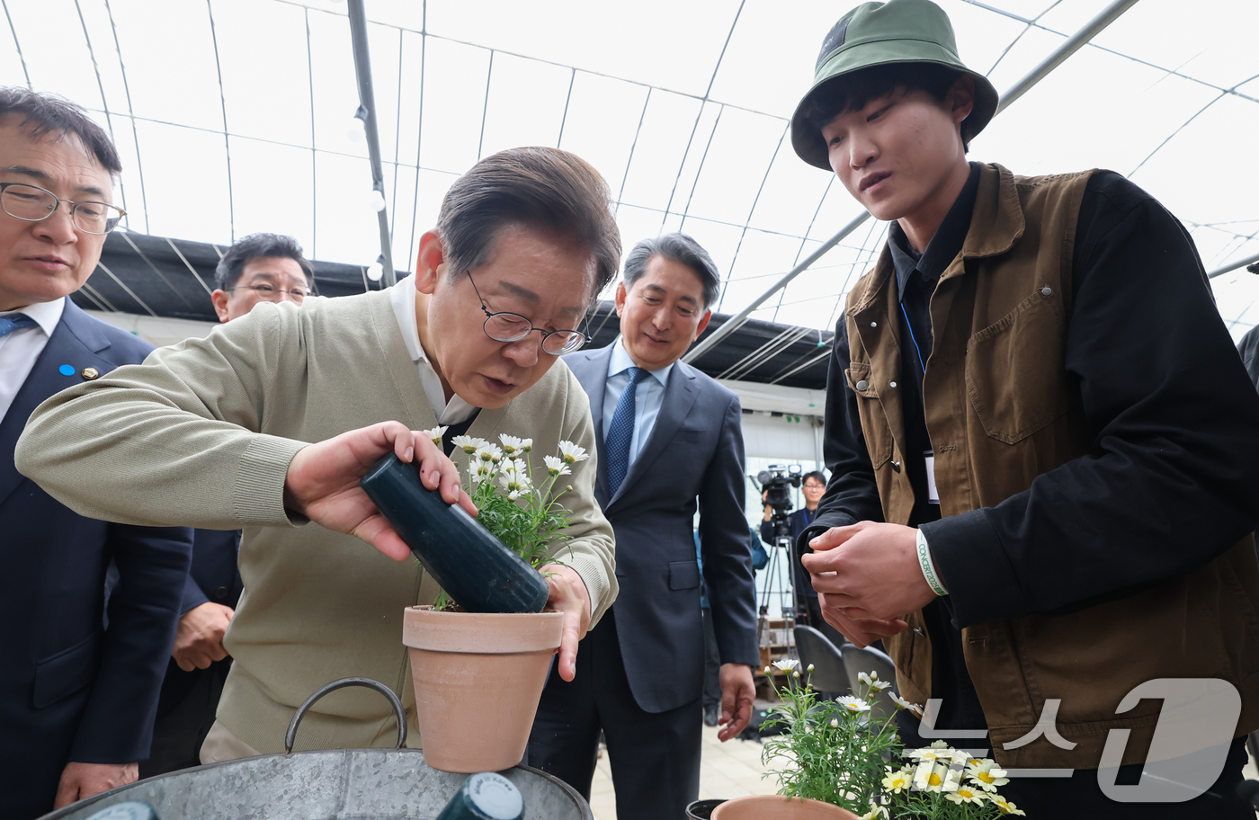 (보은=뉴스1) 안은나 기자 = 이재명 더불어민주당 대통령 후보가 '골목골목 경청투어'에 나선 6일 충북 보은군 화훼농원 숲결에서 분갈이 체험을 하고 있다. (공동취재) 2025. …