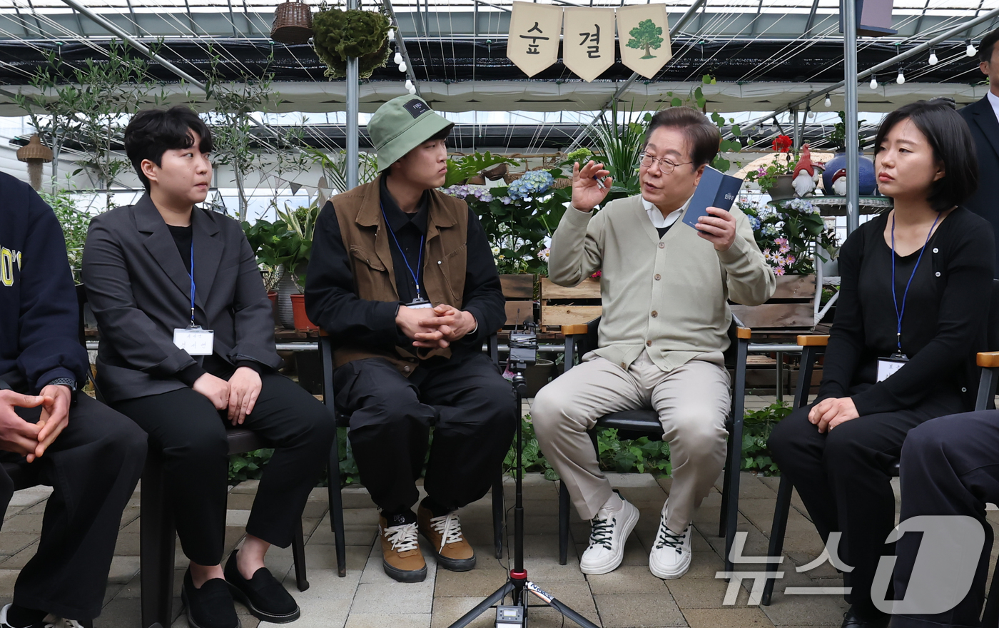 (보은=뉴스1) 안은나 기자 = 이재명 더불어민주당 대통령 후보가 '골목골목 경청투어'에 나선 6일 충북 보은군 화훼농원 숲결에서 청년 농업인들과 간담회를 하고 있다. (공동취재) …