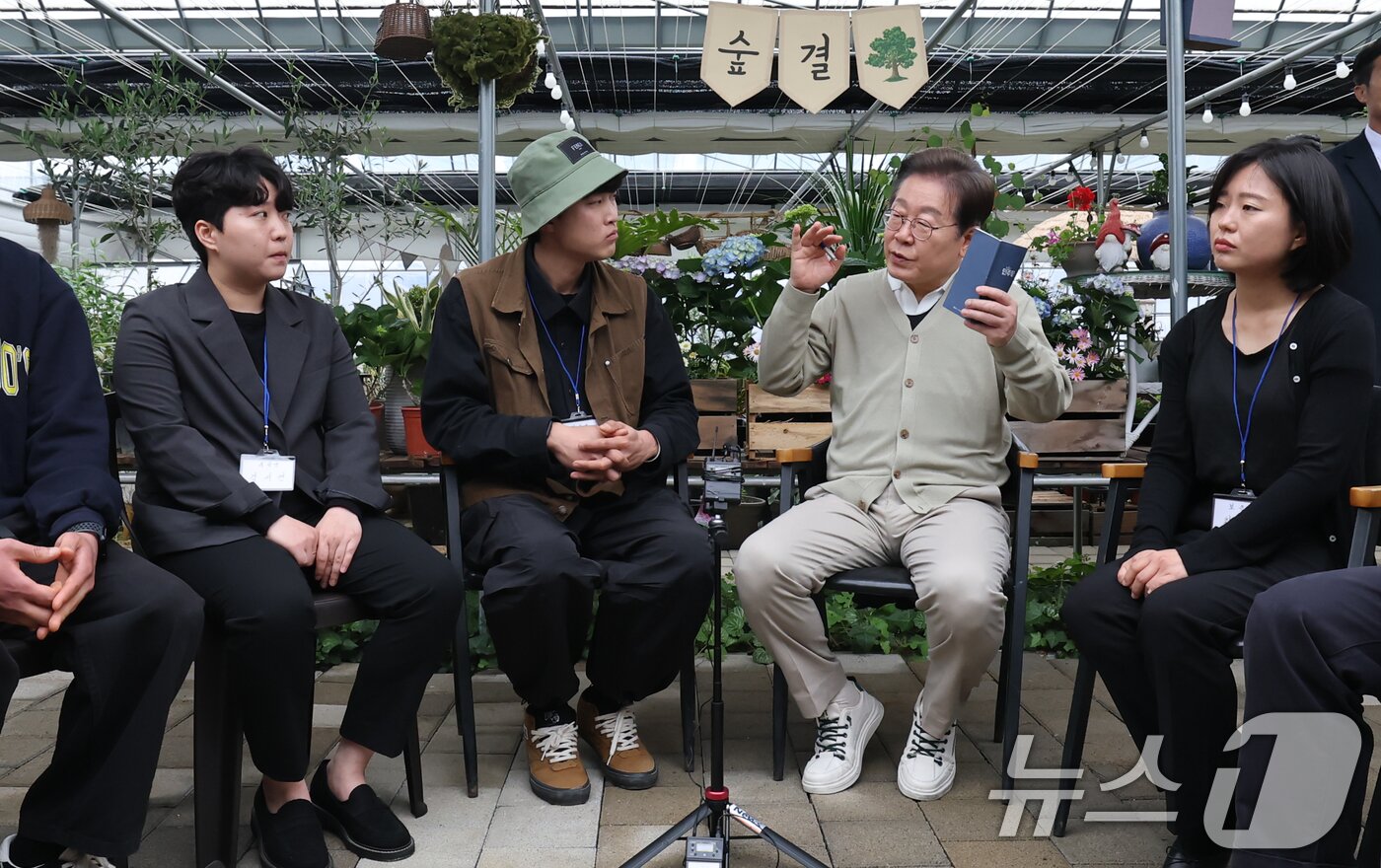본문 이미지 - 이재명 더불어민주당 대통령 후보가 &#39;골목골목 경청투어&#39;에 나선 6일 충북 보은군 화훼농원 숲결에서 청년 농업인들과 간담회를 하고 있다. &#40;공동취재&#41; 2025.5.6/뉴스1 ⓒ News1 안은나 기자