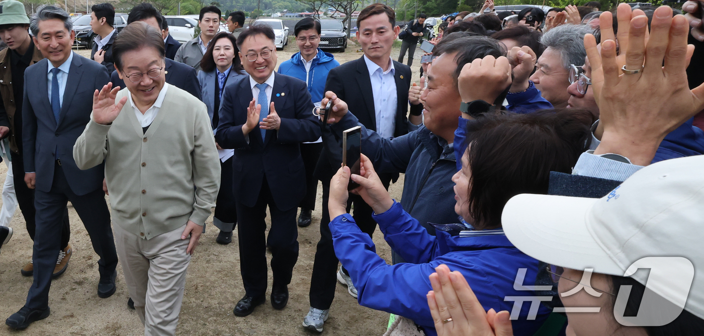 (보은=뉴스1) 안은나 기자 = 이재명 더불어민주당 대통령 후보가 '골목골목 경청투어'에 나선 6일 청년 농업인들과의 간담회가 예정된 충북 보은군 화훼농원 숲결에 도착해 지지자들과 …