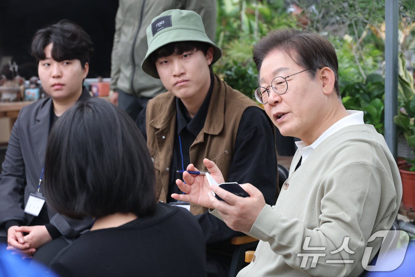 본문 이미지 - 이재명 더불어민주당 대통령 후보가 &#39;골목골목 경청투어&#39;에 나선 6일 충북 보은군 화훼농원 숲결에서 청년 농업인들과 간담회를 하고 있다. &#40;공동취재&#41; 2025.5.6/뉴스1 ⓒ News1 안은나 기자