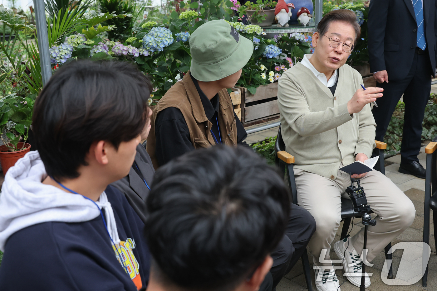 (보은=뉴스1) 안은나 기자 = 이재명 더불어민주당 대통령 후보가 '골목골목 경청투어'에 나선 6일 충북 보은군 화훼농원 숨결에서 청년 농업인들과의 간담회를 갖고 있다. (공동취재 …