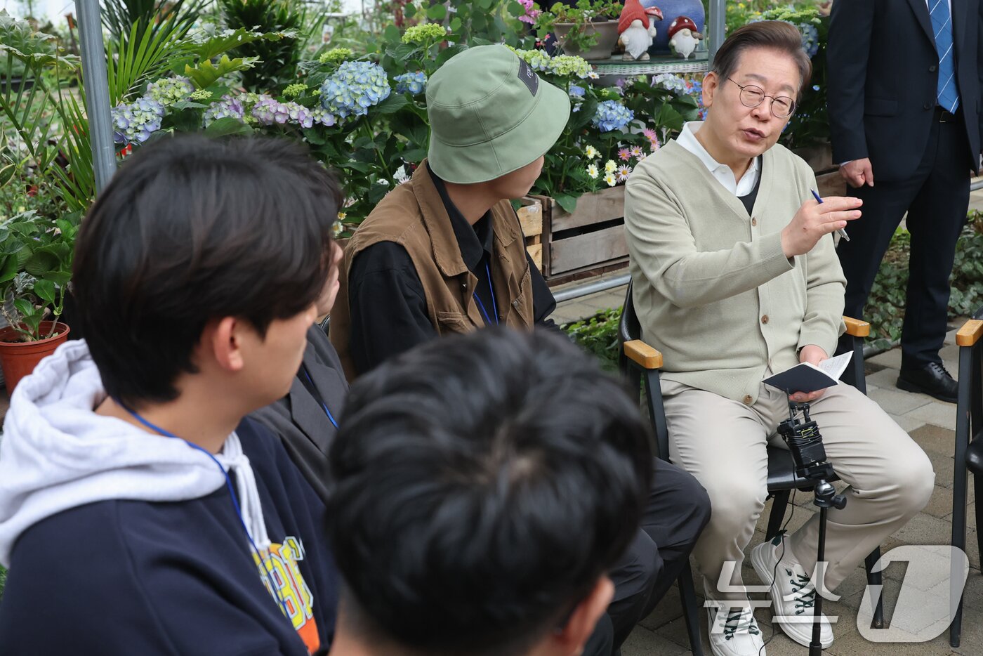 본문 이미지 - 이재명 더불어민주당 대통령 후보가 &#39;골목골목 경청투어&#39;에 나선 6일 충북 보은군 화훼농원 숨결에서 청년 농업인들과의 간담회를 갖고 있다. &#40;공동취재&#41; 2025.5.6/뉴스1 ⓒ News1 안은나 기자