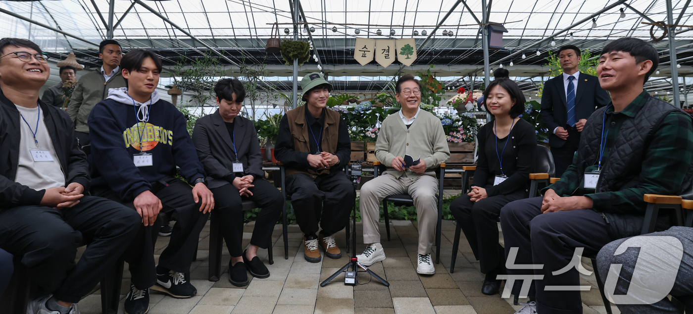 (보은=뉴스1) 안은나 기자 = 이재명 더불어민주당 대통령 후보가 '골목골목 경청투어'에 나선 6일 충북 보은군 화훼농원 숨결에서 청년 농업인들과의 간담회를 갖고 있다. (공동취재 …