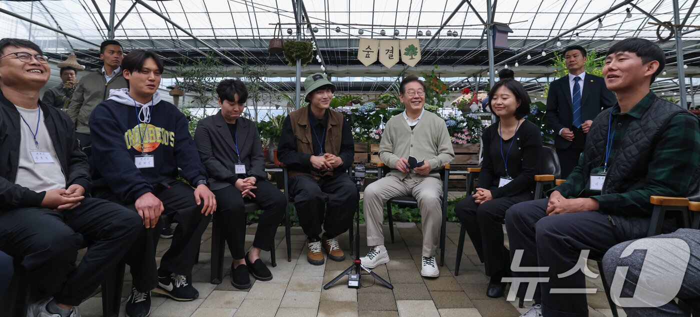 본문 이미지 - 이재명 더불어민주당 대통령 후보가 &#39;골목골목 경청투어&#39;에 나선 6일 충북 보은군 화훼농원 숨결에서 청년 농업인들과의 간담회를 갖고 있다. &#40;공동취재&#41; 2025.5.6/뉴스1 ⓒ News1 안은나 기자