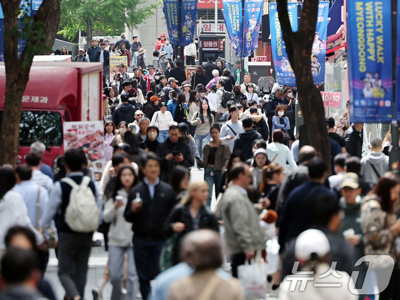 (서울=뉴스1) 황기선 기자 = 어린이날 연휴 마지막 날인 6일 서울 중구 명동거리가 외국인 관광객과 시민들로 북적이고 있다.  2025.5.6/뉴스1