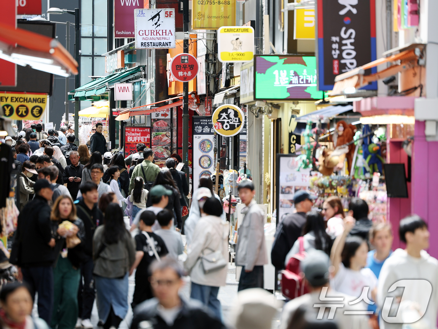 (서울=뉴스1) 황기선 기자 = 어린이날 연휴 마지막 날인 6일 서울 중구 명동거리가 외국인 관광객과 시민들로 북적이고 있다.  2025.5.6/뉴스1