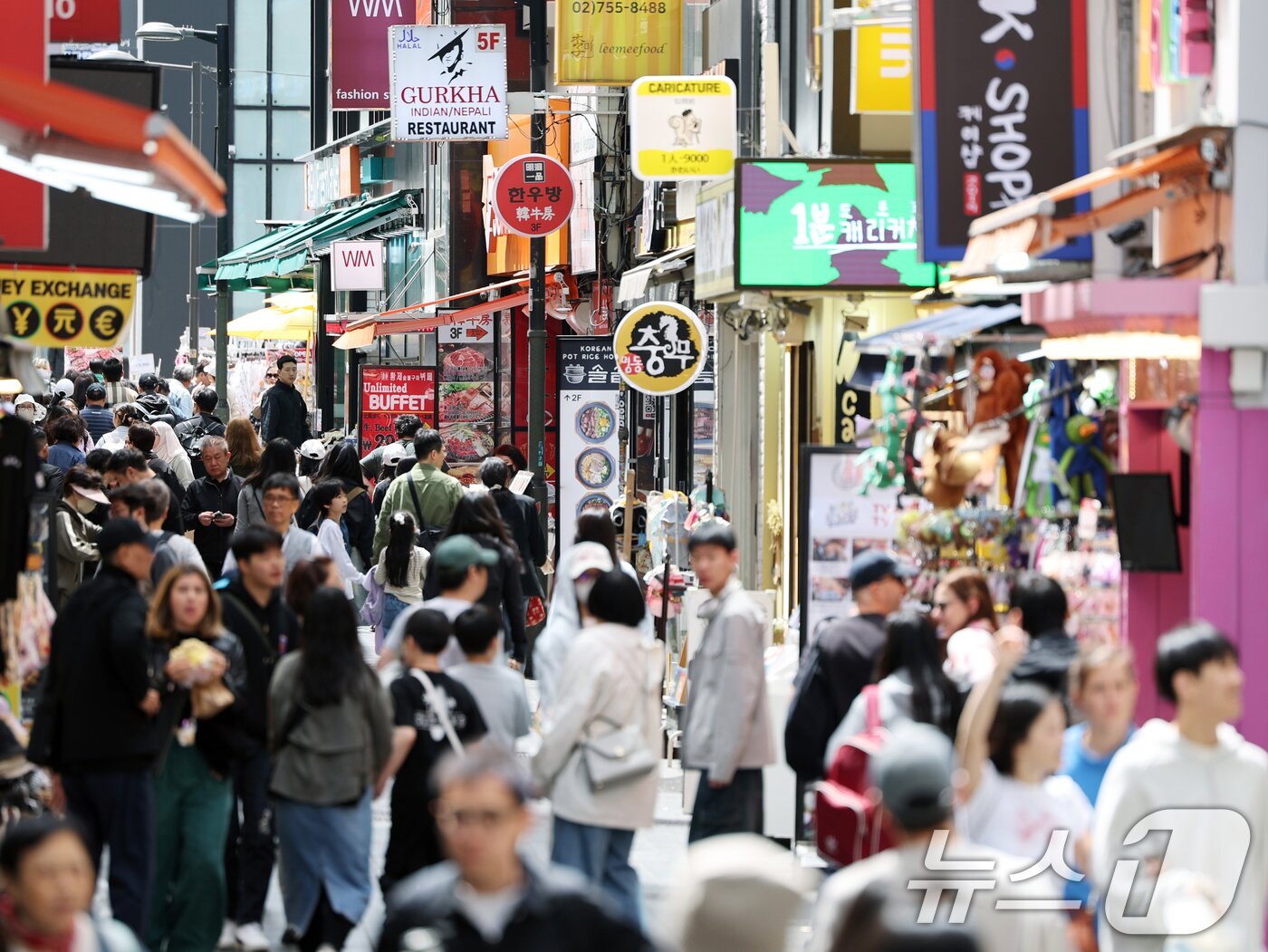 본문 이미지 - 어린이날 연휴 마지막 날인 6일 서울 중구 명동거리가 외국인 관광객과 시민들로 북적이고 있다. 2025.5.6/뉴스1 ⓒ News1 황기선 기자