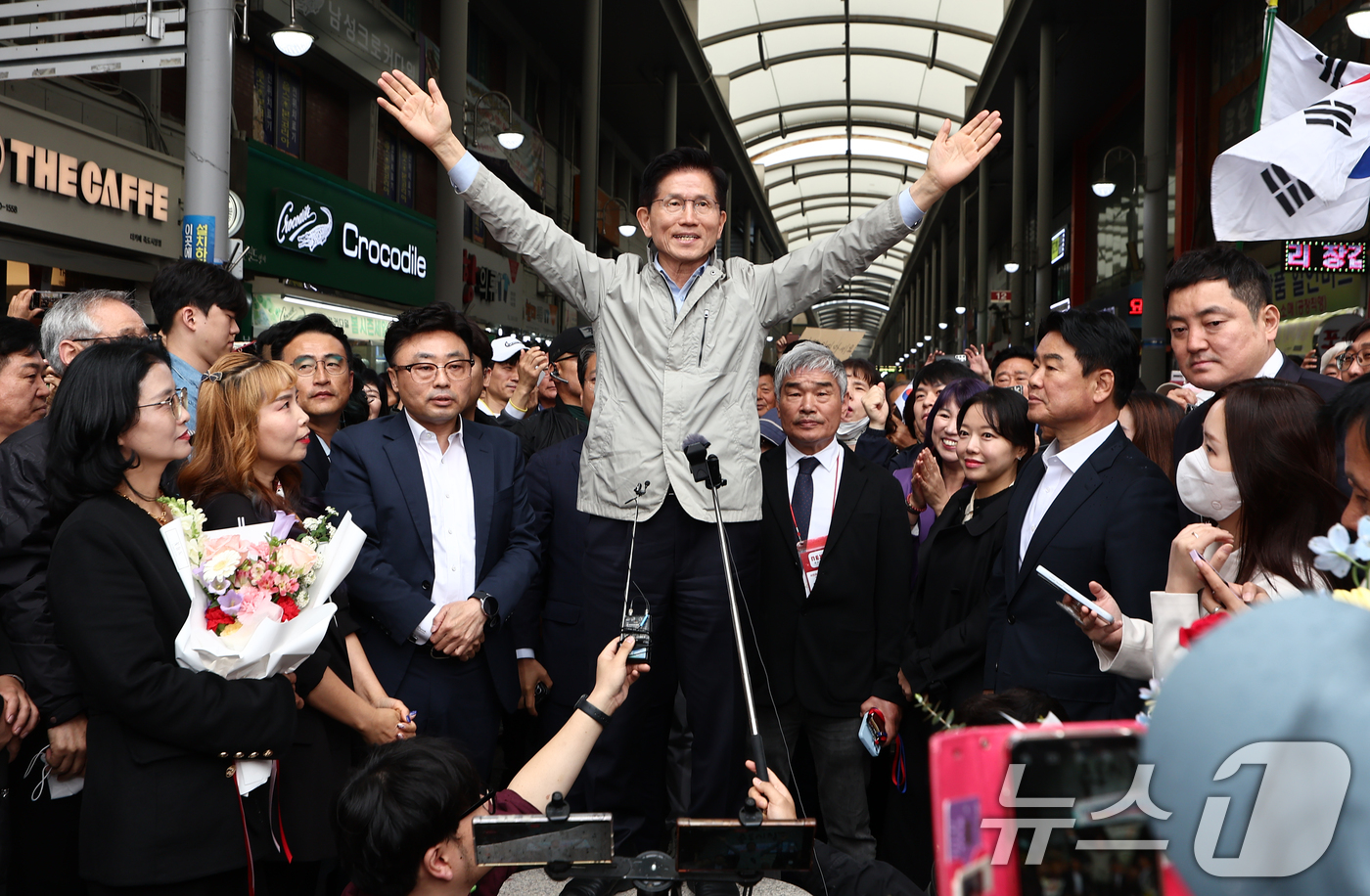 (포항=뉴스1) 김민지 기자 = 김문수 국민의힘 대통령 후보가 6일 경북 포항시 죽도시장을 찾아 시민들을 향해 인사하고 있다. 2025.5.6/뉴스1