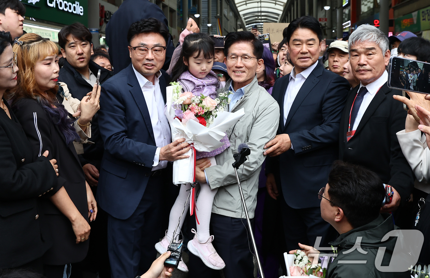 (포항=뉴스1) 김민지 기자 = 김문수 국민의힘 대통령 후보가 6일 경북 포항시 죽도시장에서 시민들과 인사하고 있다. 2025.5.6/뉴스1