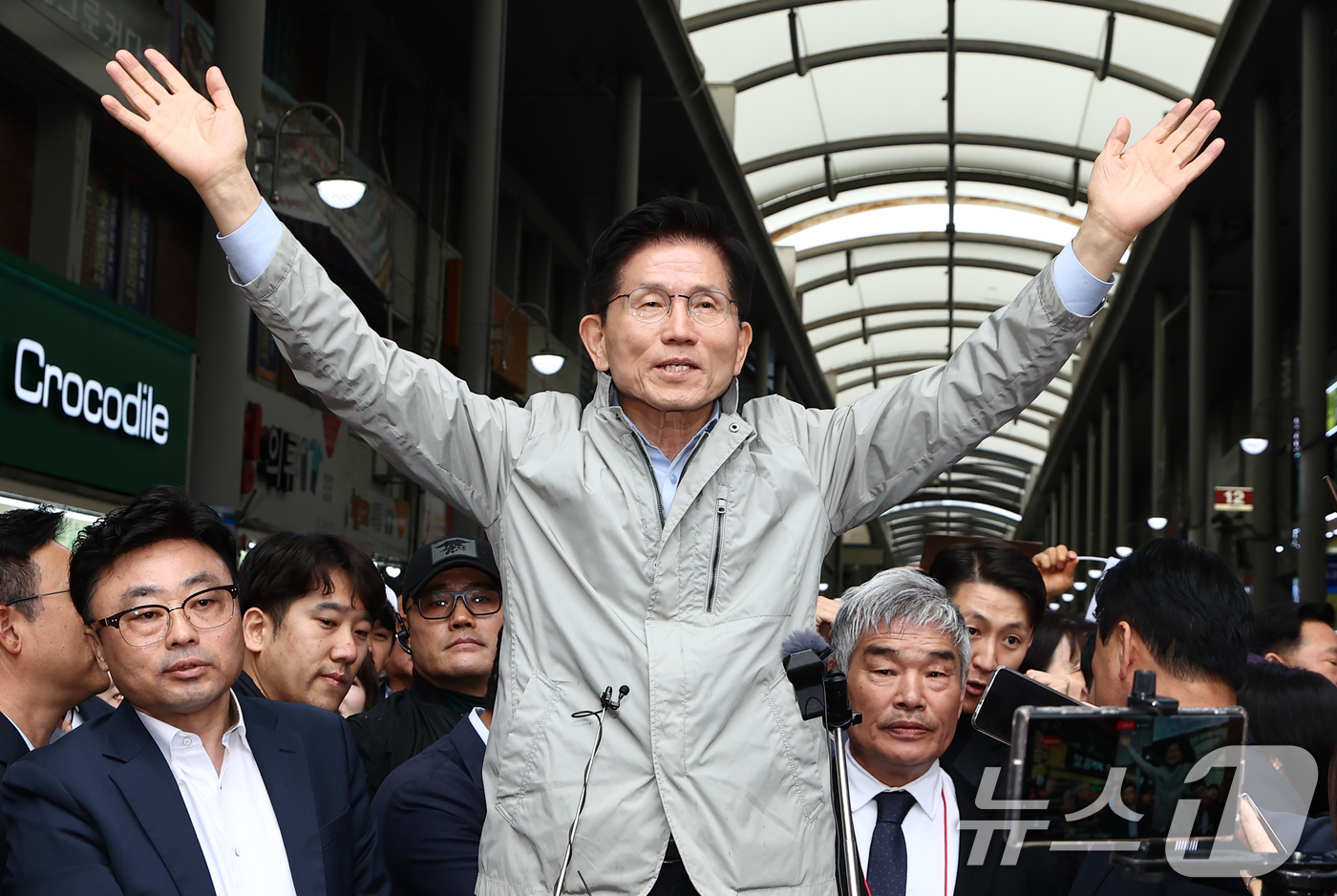 (포항=뉴스1) 김민지 기자 = 김문수 국민의힘 대통령 후보가 6일 경북 포항시 죽도시장을 찾아 시민들을 향해 인사하고 있다. 2025.5.6/뉴스1