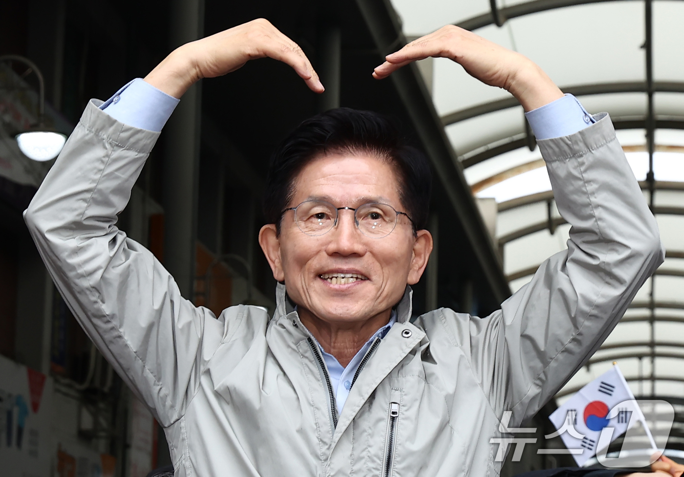 (포항=뉴스1) 김민지 기자 = 김문수 국민의힘 대통령 후보가 6일 경북 포항시 죽도시장에서 시민들과 인사하며 손하트를 그리고 있다. 2025.5.6/뉴스1