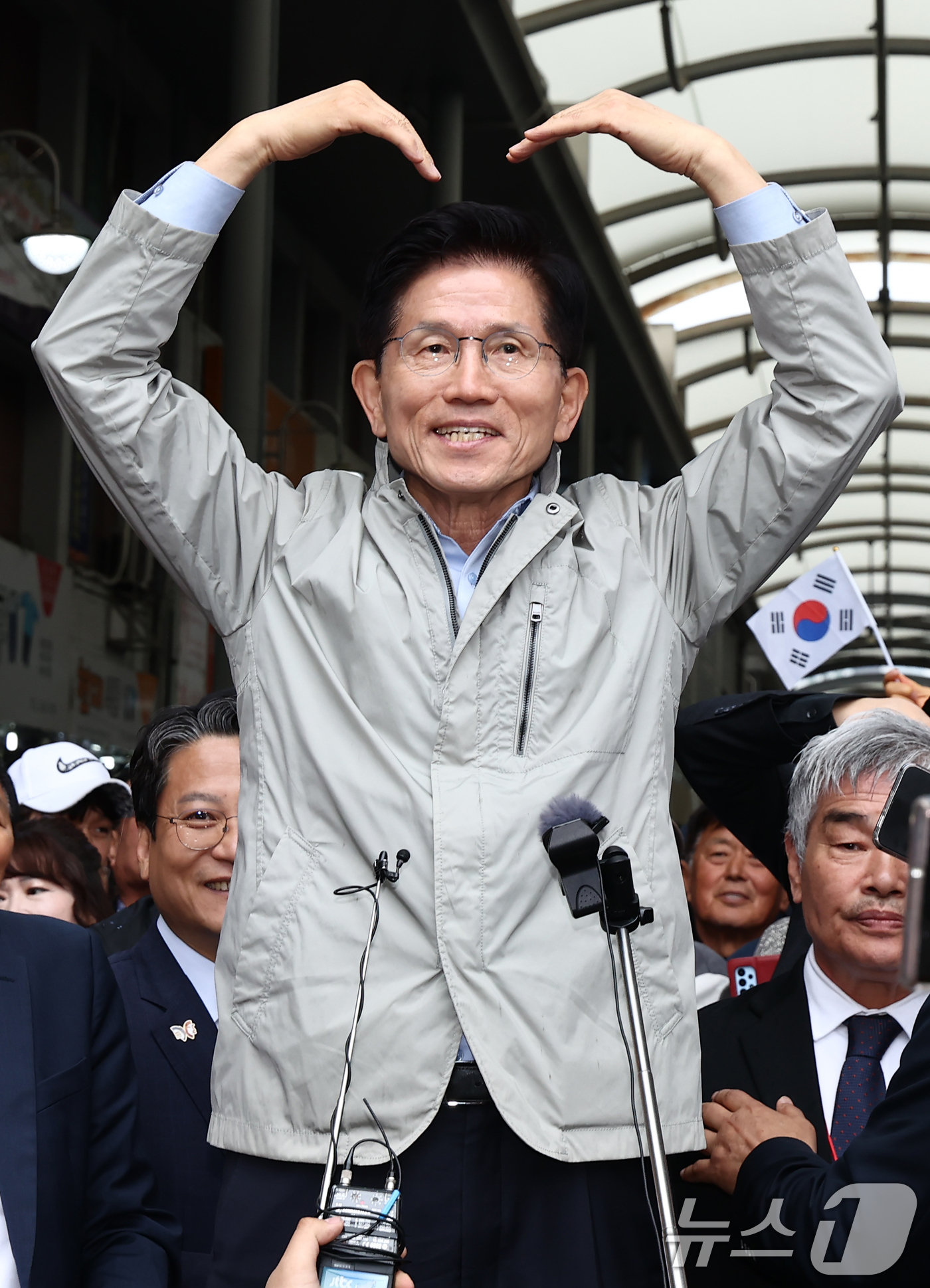 (포항=뉴스1) 김민지 기자 = 김문수 국민의힘 대통령 후보가 6일 경북 포항시 죽도시장에서 시민들과 인사하며 손하트를 그리고 있다. 2025.5.6/뉴스1