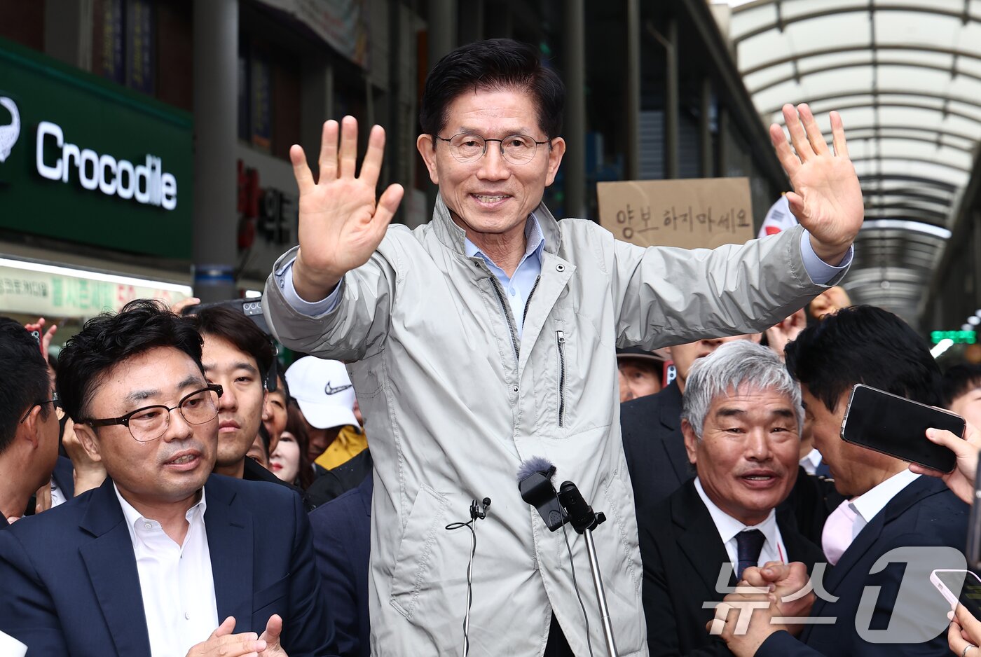 본문 이미지 - 김문수 국민의힘 대통령 후보가 6일 경북 포항시 죽도시장을 찾아 시민들을 향해 인사하고 있다. 2025.5.6/뉴스1 ⓒ News1 김민지 기자