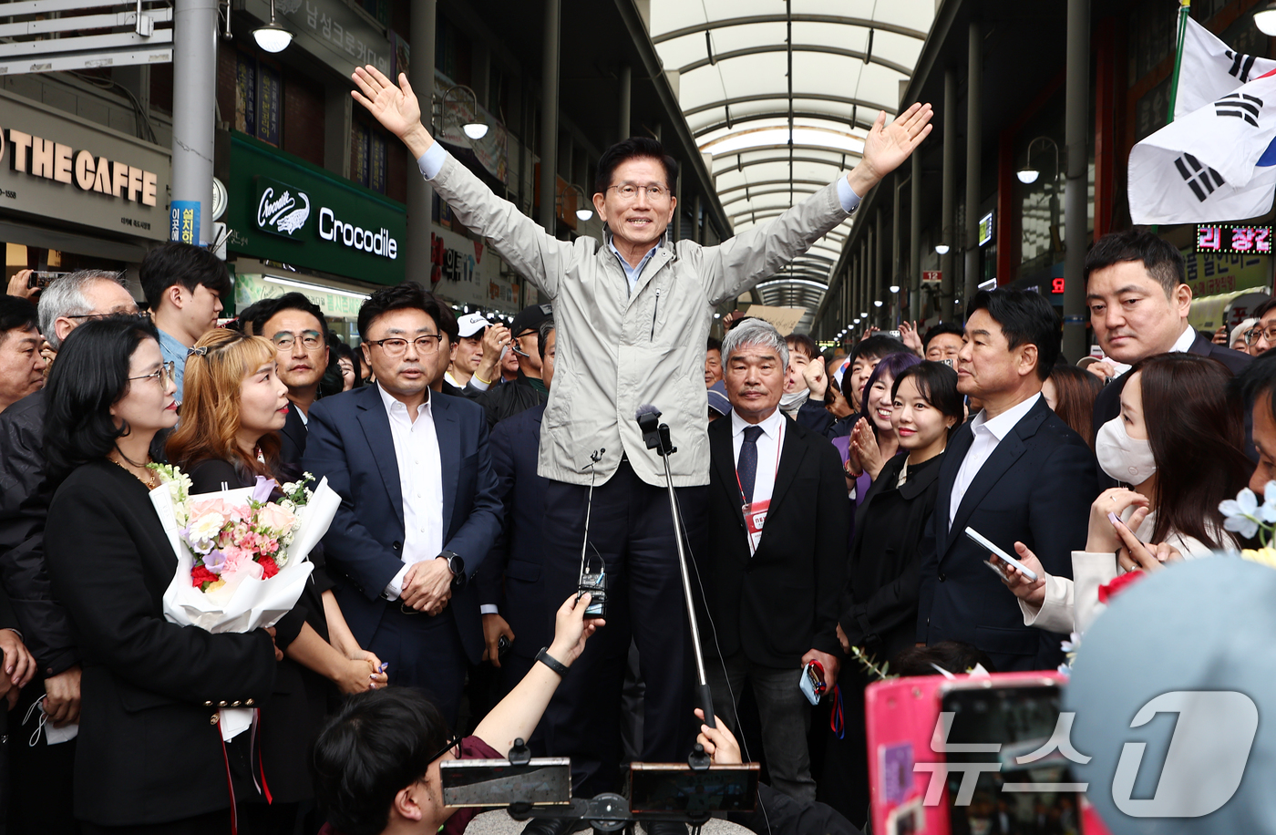 (포항=뉴스1) 김민지 기자 = 김문수 국민의힘 대통령 후보가 6일 경북 포항시 죽도시장을 찾아 시민들을 향해 인사하고 있다. 2025.5.6/뉴스1