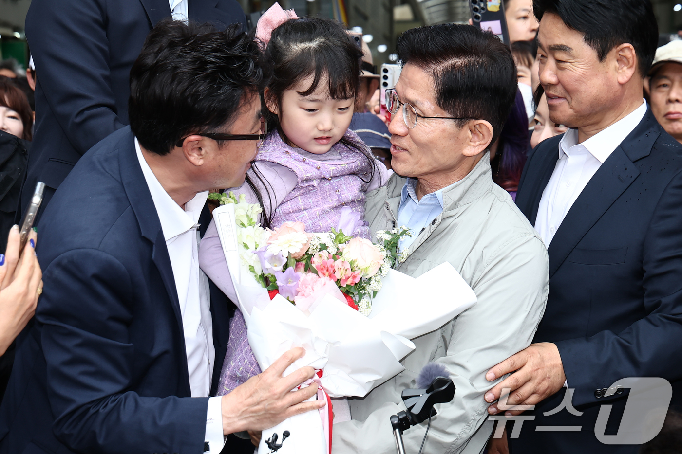 (포항=뉴스1) 김민지 기자 = 김문수 국민의힘 대통령 후보가 6일 경북 포항시 죽도시장을 방문해 꽃다발을 받고 있다. 2025.5.6/뉴스1