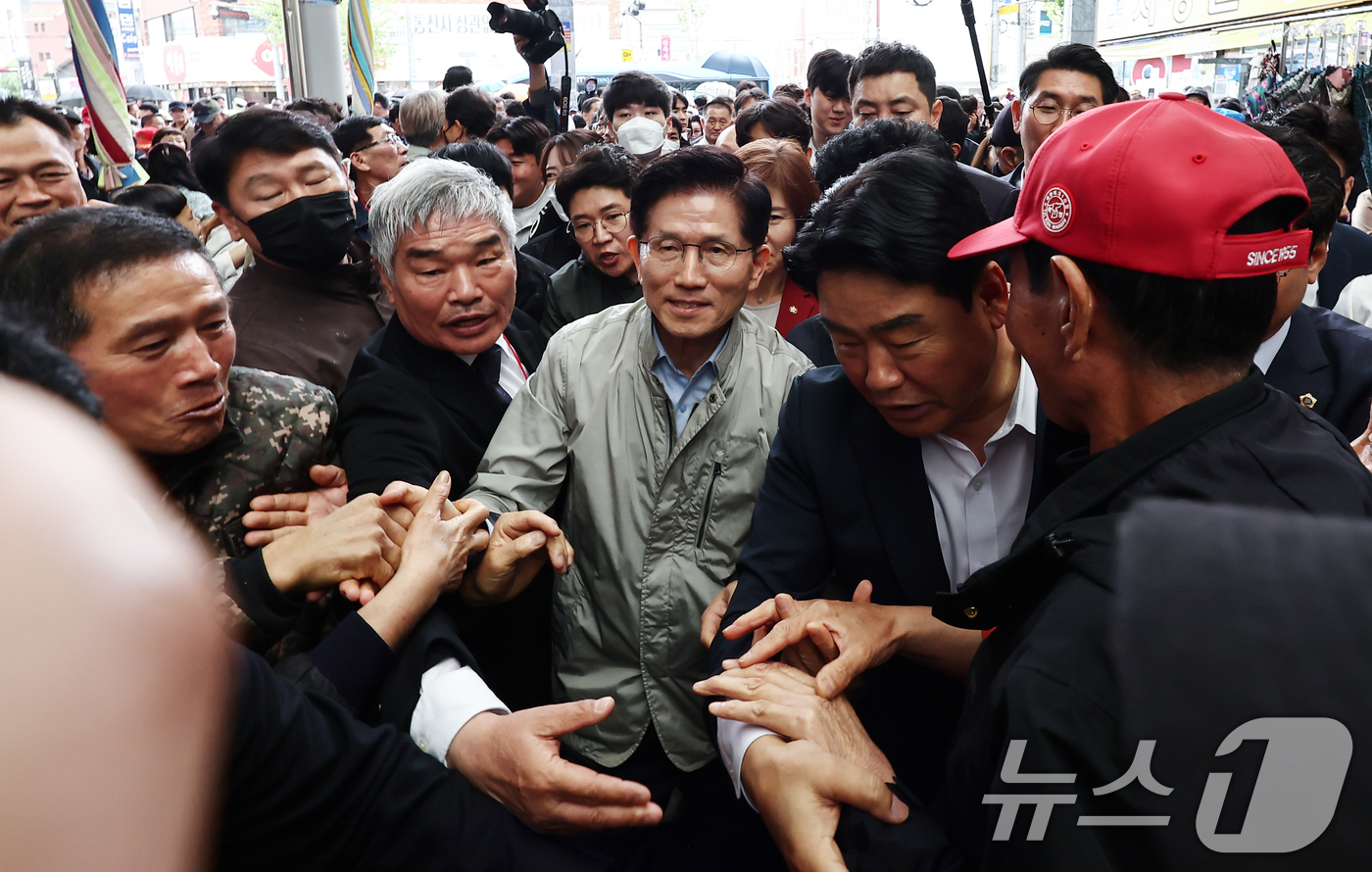 (포항=뉴스1) 김민지 기자 = 김문수 국민의힘 대통령 후보가 6일 경북 포항시 죽도시장에서 시민들과 인사하고 있다. 2025.5.6/뉴스1