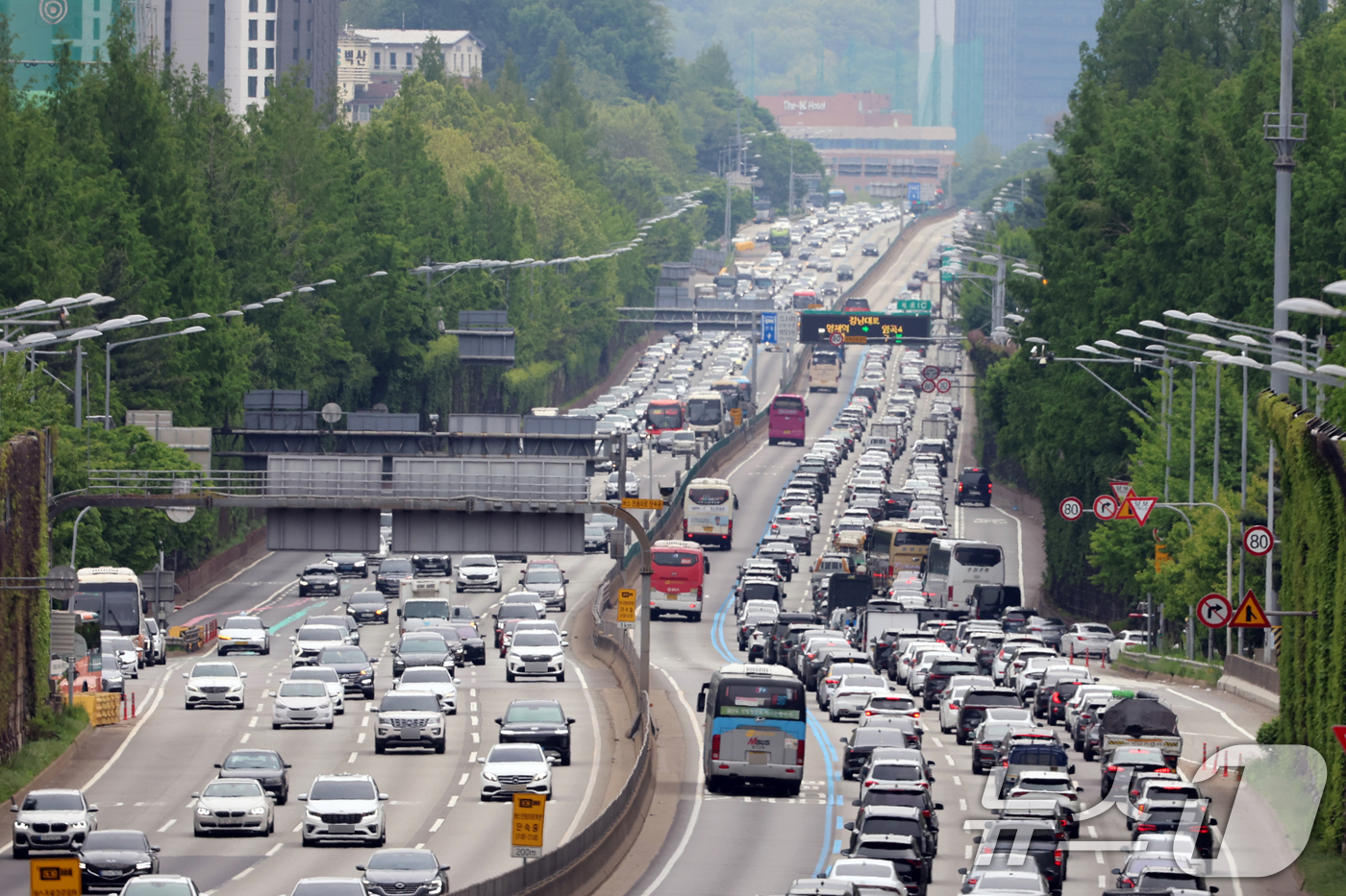 (서울=뉴스1) 황기선 기자 = 어린이날 연휴 마지막 날인 6일 서울 잠원IC 인근 경부고속도로 상(왼쪽)·하행선 방향 차량들이 서행하고 있다.한국도로공사에 따르면 이날 전국 고속 …