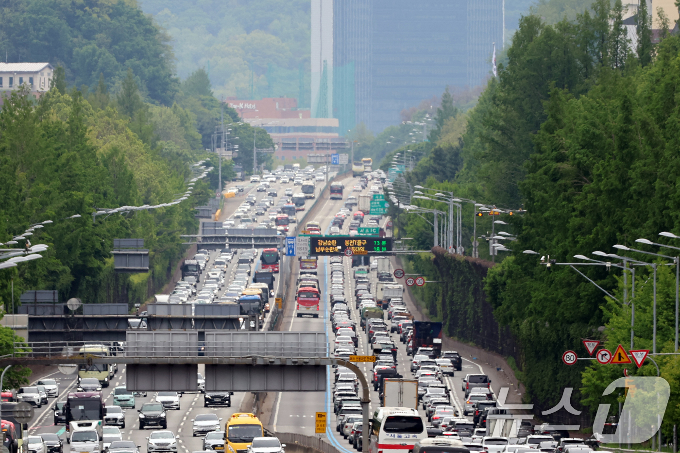 (서울=뉴스1) 황기선 기자 = 어린이날 연휴 마지막 날인 6일 서울 잠원IC 인근 경부고속도로 상(왼쪽)·하행선 방향 차량들이 서행하고 있다.한국도로공사에 따르면 이날 전국 고속 …