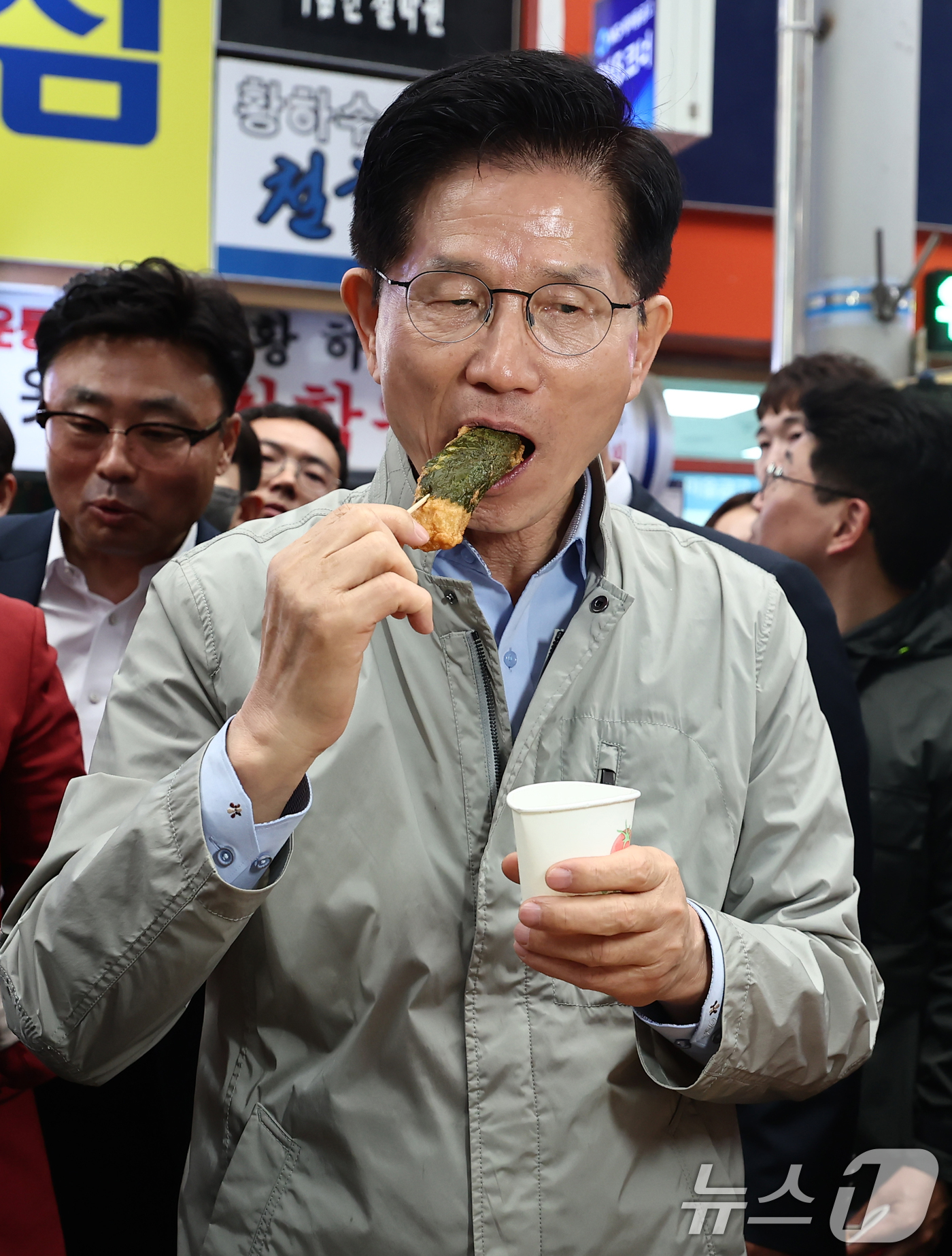 (포항=뉴스1) 김민지 기자 = 김문수 국민의힘 대통령 후보가 6일 경북 포항시 죽도시장에서 구매한 어묵을 먹고 있다. 2025.5.6/뉴스1