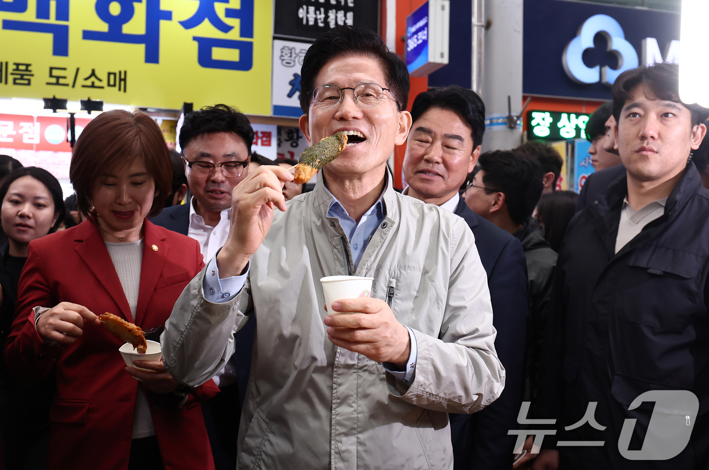 (포항=뉴스1) 김민지 기자 = 김문수 국민의힘 대통령 후보가 6일 경북 포항시 죽도시장에서 구매한 어묵을 먹고 있다. 2025.5.6/뉴스1