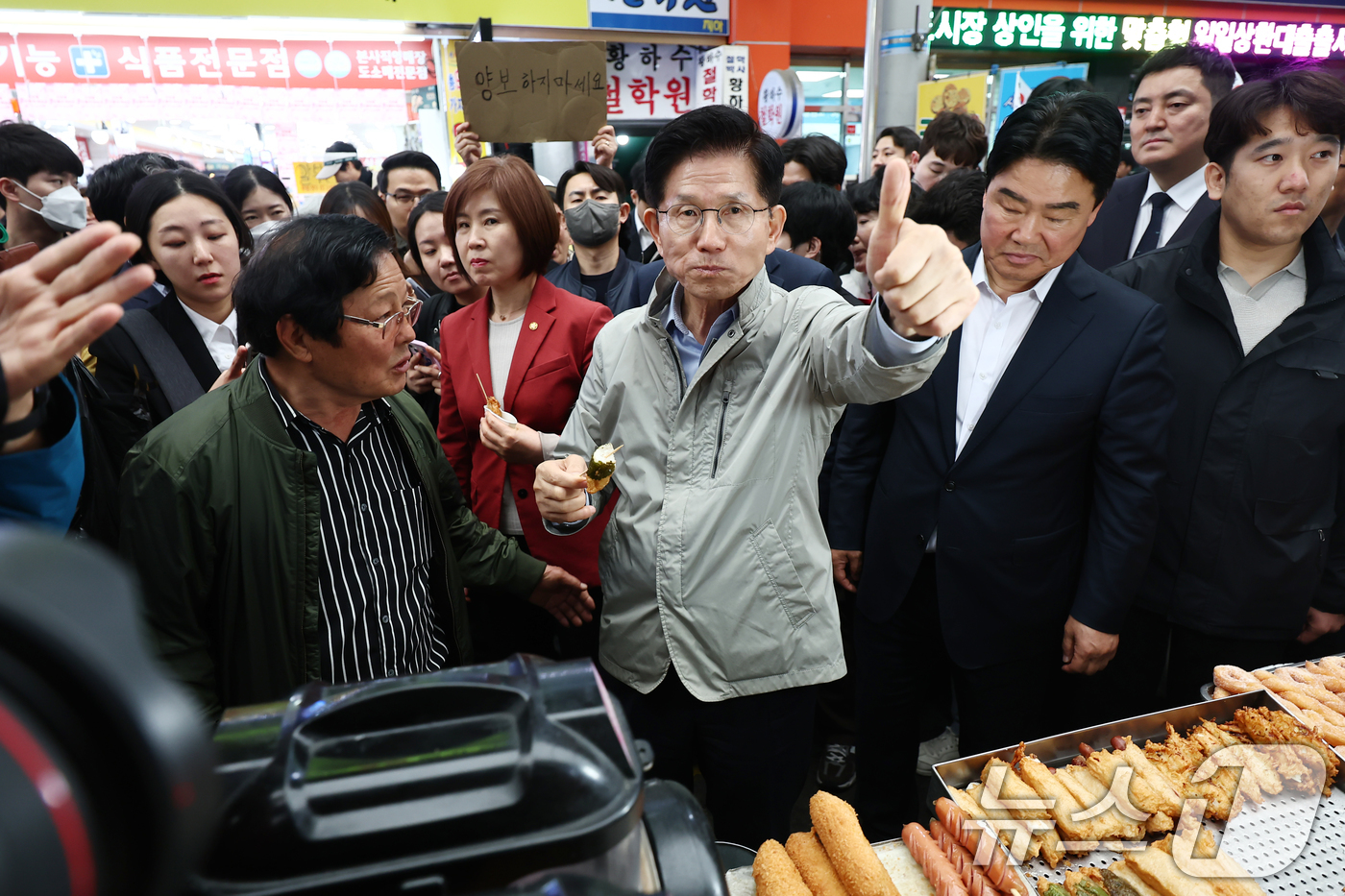 (포항=뉴스1) 김민지 기자 = 김문수 국민의힘 대통령 후보가 6일 경북 포항시 죽도시장에서 구매한 어묵을 먹으며 엄지를 치켜세우고 있다. 2025.5.6/뉴스1