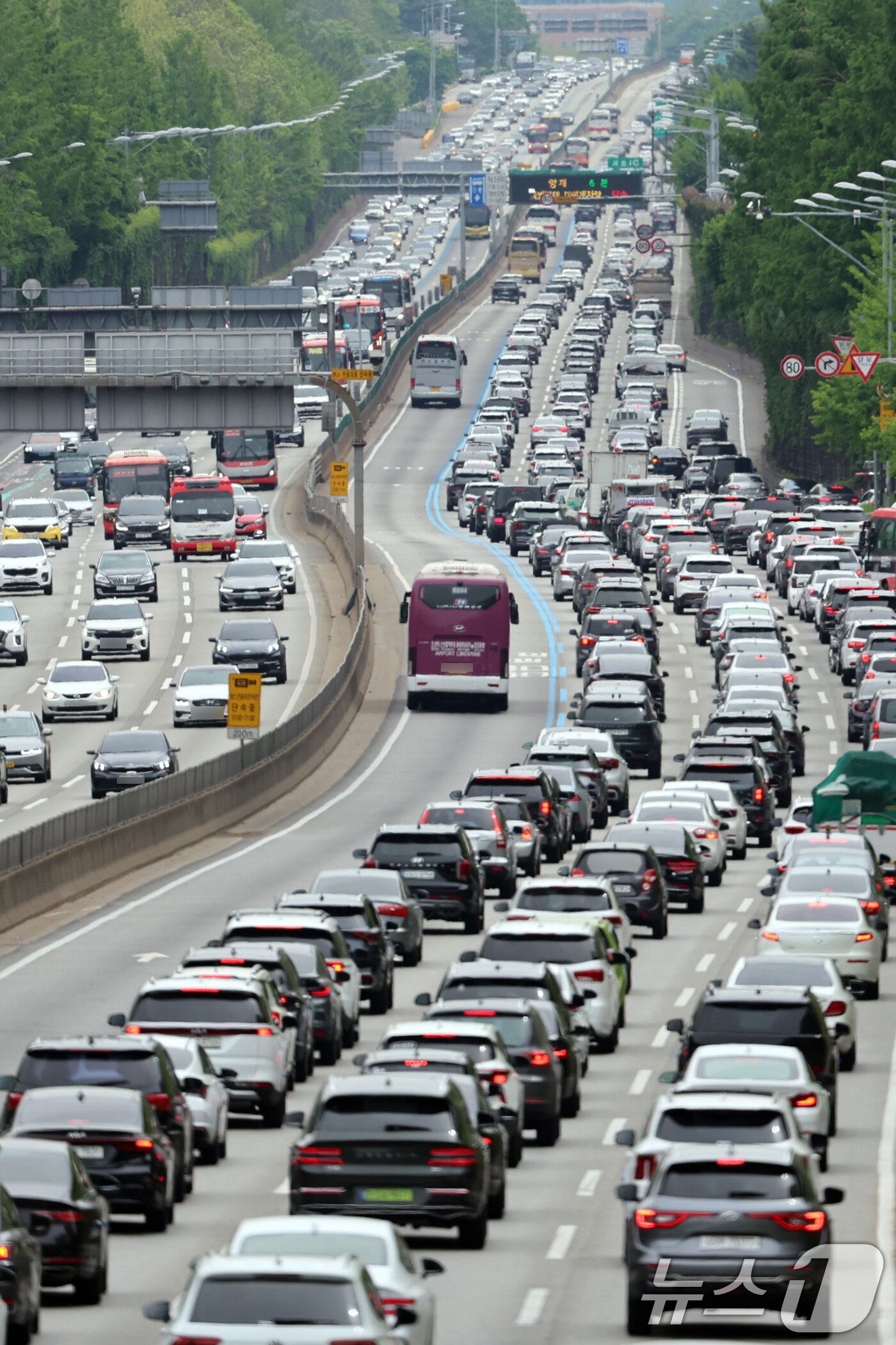 본문 이미지 - 어린이날 연휴 마지막 날인 6일 서울 잠원IC 인근 경부고속도로 상(왼쪽)·하행선 방향 차량들이 서행하고 있다. 2025.5.6/뉴스1 ⓒ News1 황기선 기자