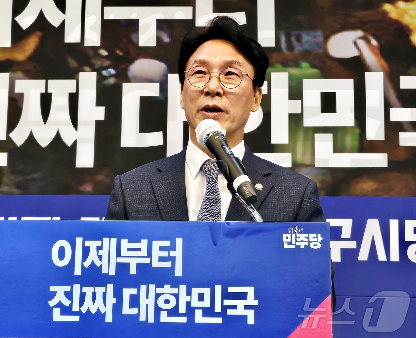 (대구=뉴스1) 남승렬 기자 = 김민석 더불어민주당 상임공동선대위원장 겸 수석최고위원이 6일 대구 중구 삼덕동 민주당 대구시당에서 열린 \'제21대 대통령선거 진짜대한민국 대구시당 …