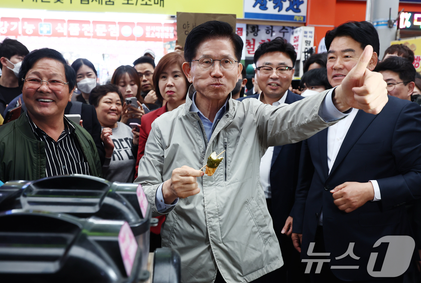(포항=뉴스1) 김민지 기자 = 김문수 국민의힘 대통령 후보가 6일 경북 포항시 죽도시장에서 구매한 어묵을 먹으며 엄지를 치켜세우고 있다. 2025.5.6/뉴스1