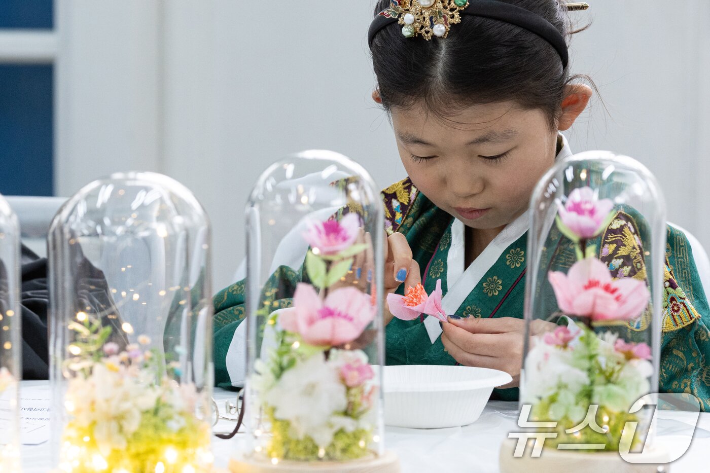 본문 이미지 - 6일 오후 서울 종로구 창경궁 대온실 교육관에서 열린 &#39;효의 궁, 창경궁에서 정조의 효심을 배우다&#39; 행사에 참여한 어린이들이 복숭아꽃 효도등 만들기 체험을 하고 있다. ⓒ News1 이승배 기자