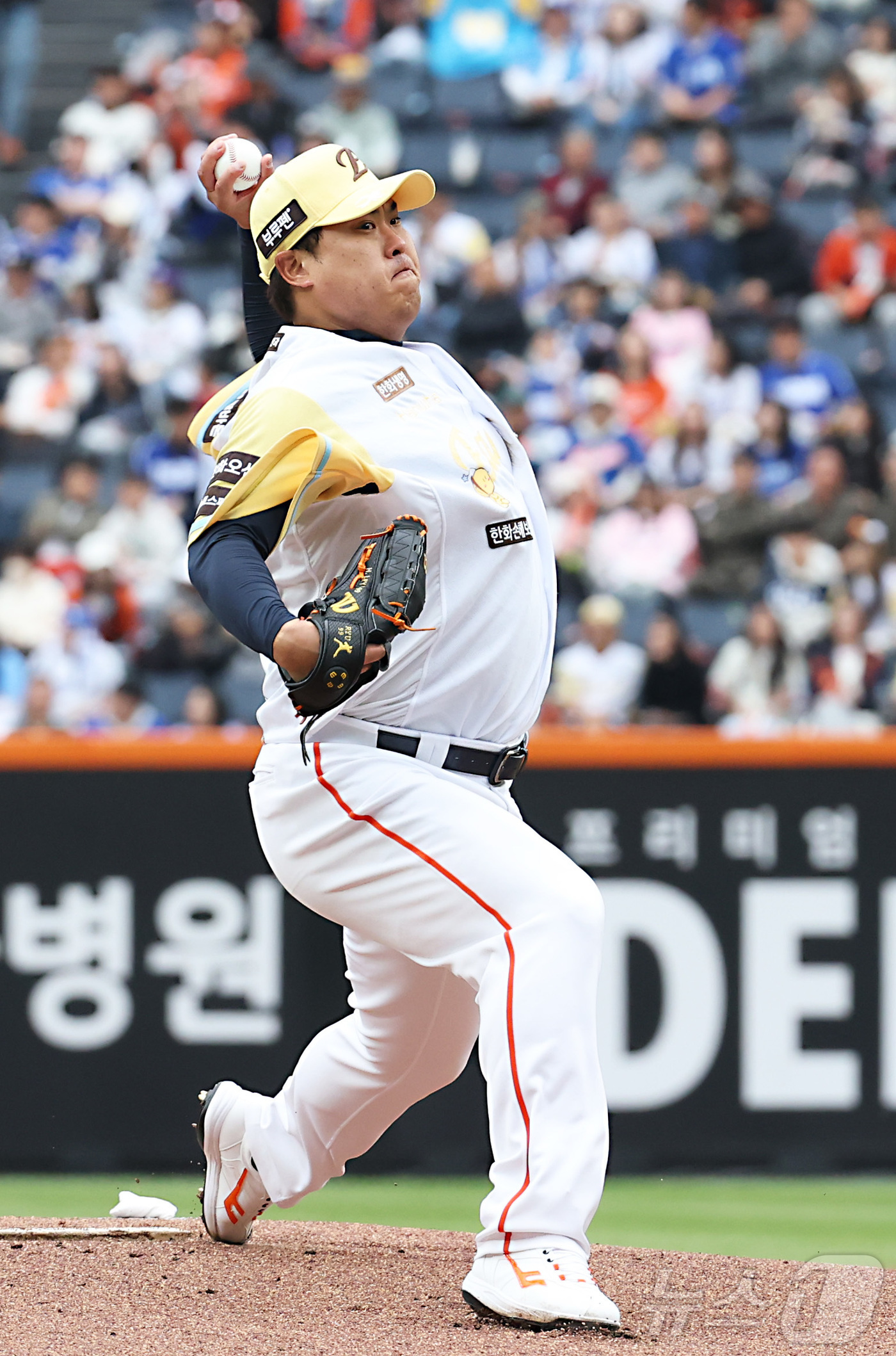 (대전=뉴스1) 김기남 기자 = 6일 대전 한화생명볼파크에서 열린 '2025 신한 SOL 뱅크 KBO리그' 프로야구 한화 이글스와 삼성라이온즈 경기에서 한화 선발 류현진이 투구하고 …