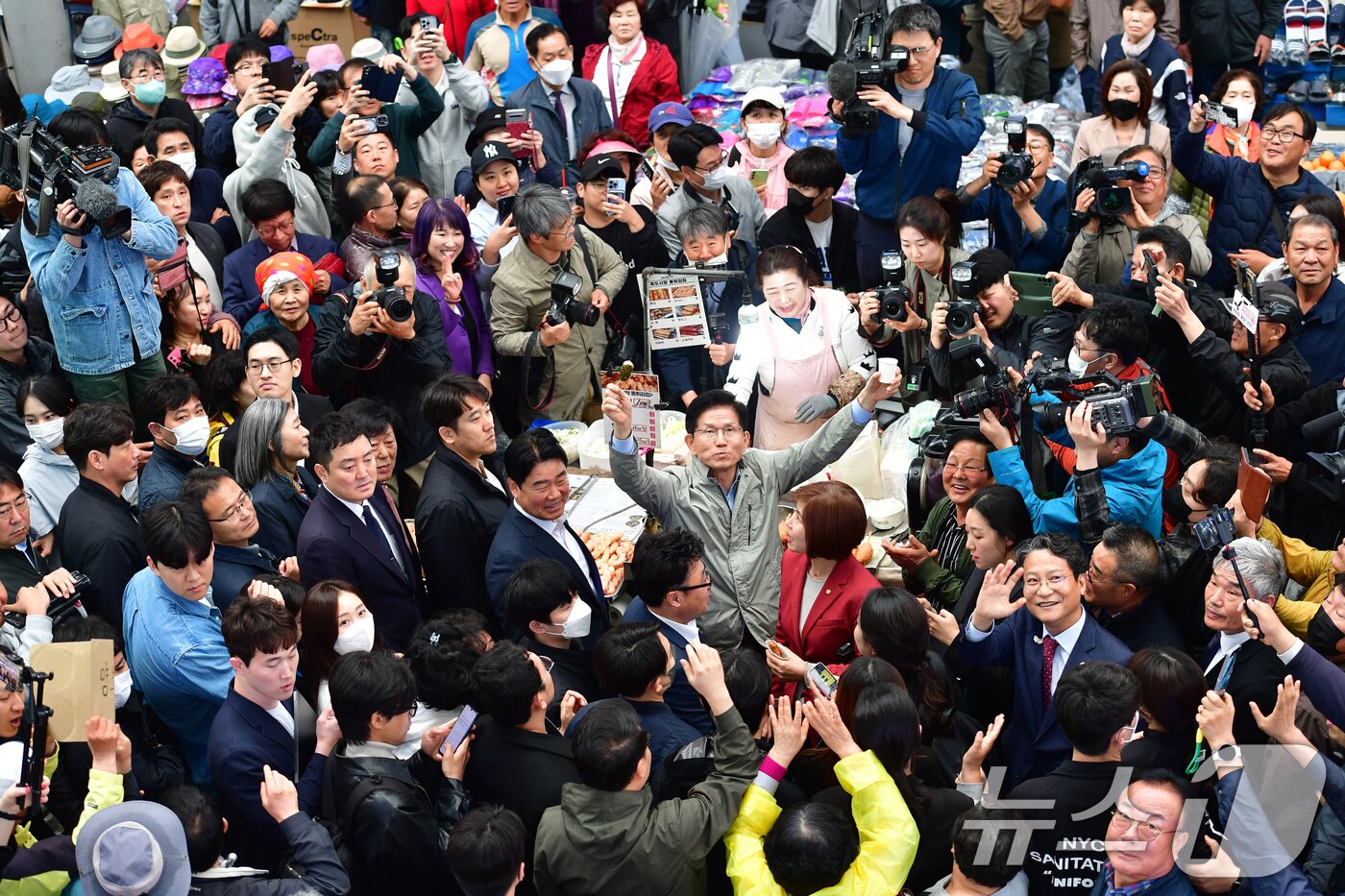 본문 이미지 - 김문수 국민의힘 대통령 후보가 6일 경북 포항시 죽도시장에서 지지자들의 연호 속에 시장 투어를 하고 있다. 2025.5.6/뉴스1 ⓒ News1 최창호 기자