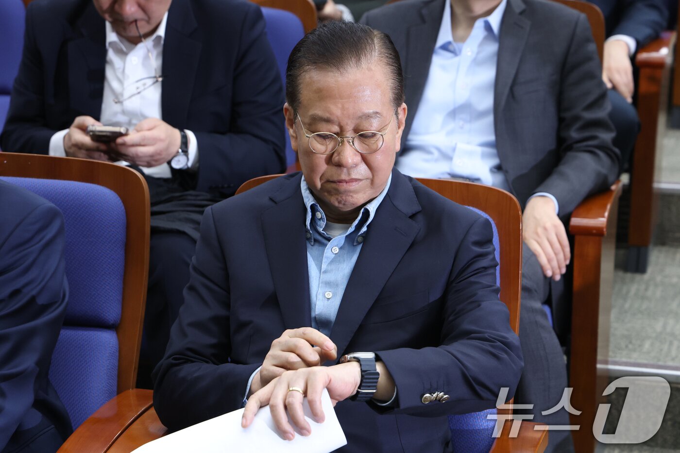 본문 이미지 - 권영세 국민의힘 비상대책위원장이 6일 오후 서울 여의도 국회에서 열린 의원총회에서 시간을 확인하고 있다. 2025.5.6/뉴스1 ⓒ News1 이광호 기자