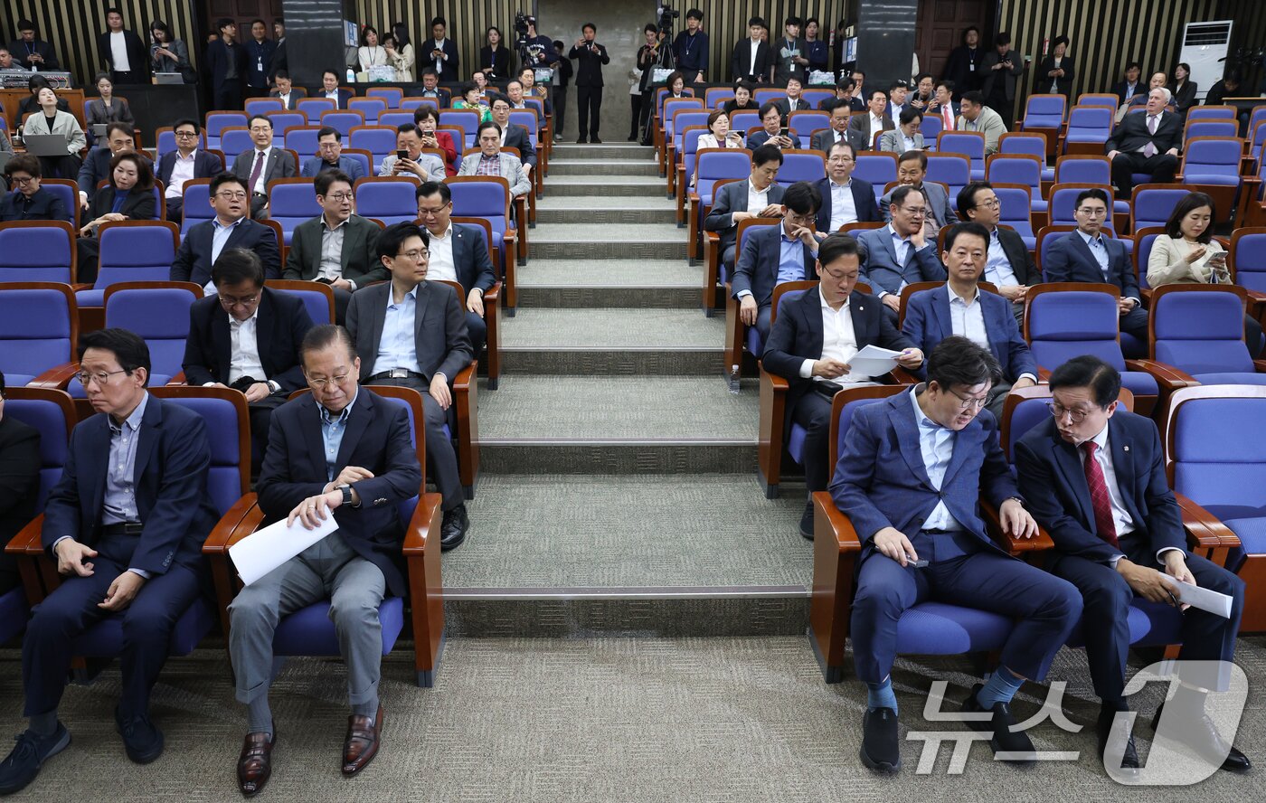 본문 이미지 - 국민의힘 권영세 비상대책위원장과 권성동 원내대표를 비롯한 의원들이 6일 오후 서울 여의도 국회에서 열린 의원총회에 참석해 있다. 2025.5.6/뉴스1 ⓒ News1 이광호 기자